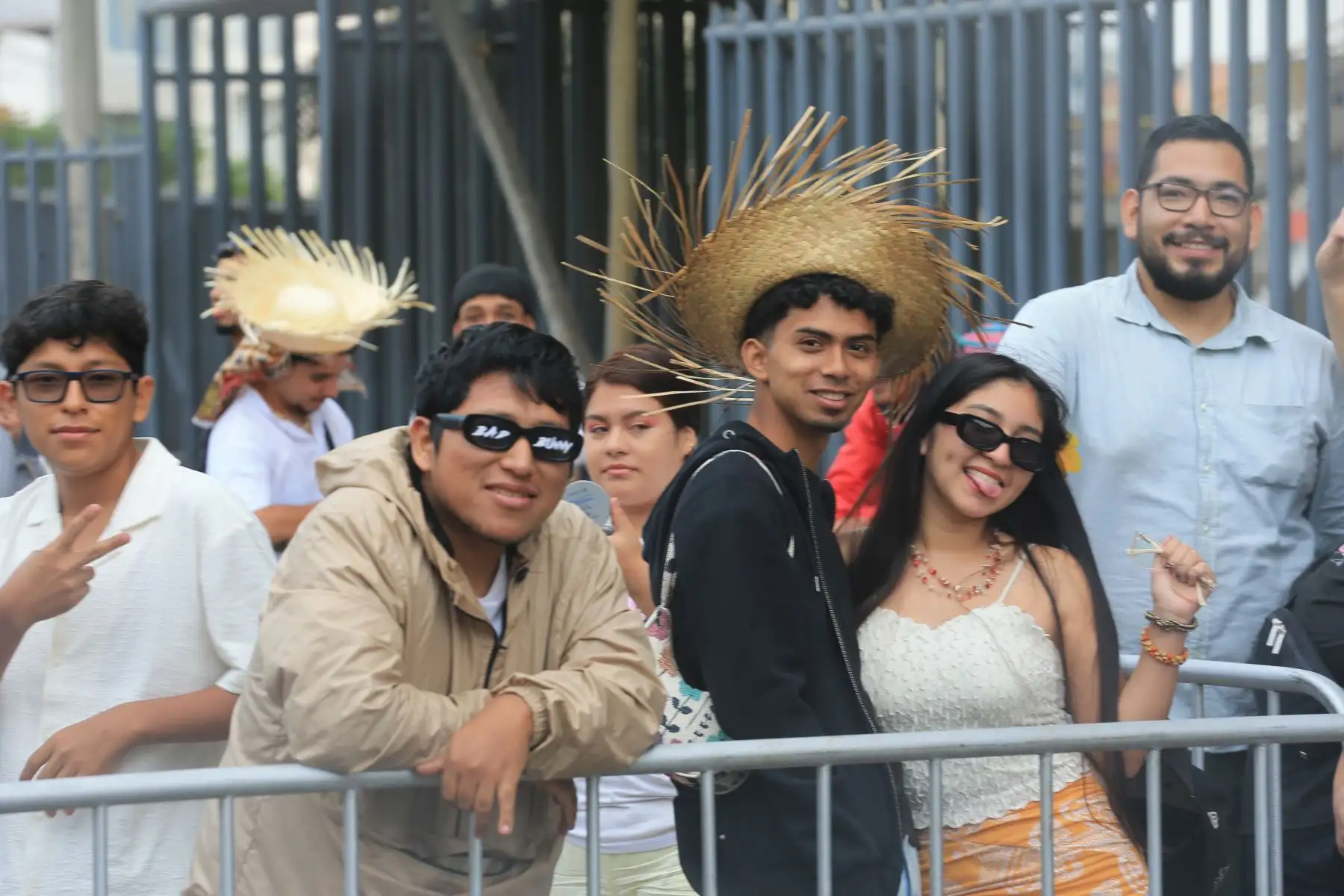 Cientos de fanáticos forman filas desde la noche anterior para no perderse el concierto de Bad Bunny. Foto: ANDINA/ Héctor Vinces