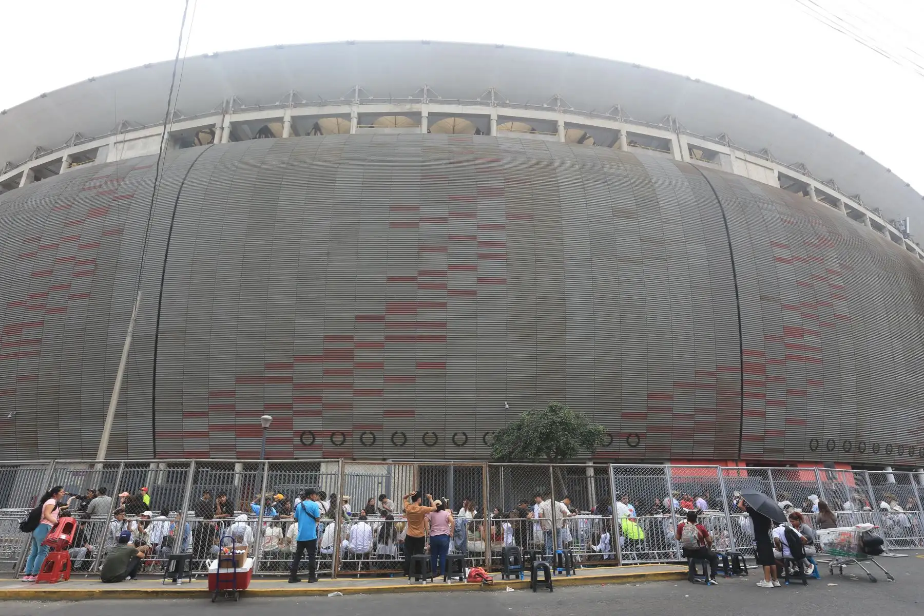 Largas filas en los alrededores del Estadio Nacional ante el esperado concierto de Bad Bunny en Lima. Foto: ANDINA/ Héctor Vinces