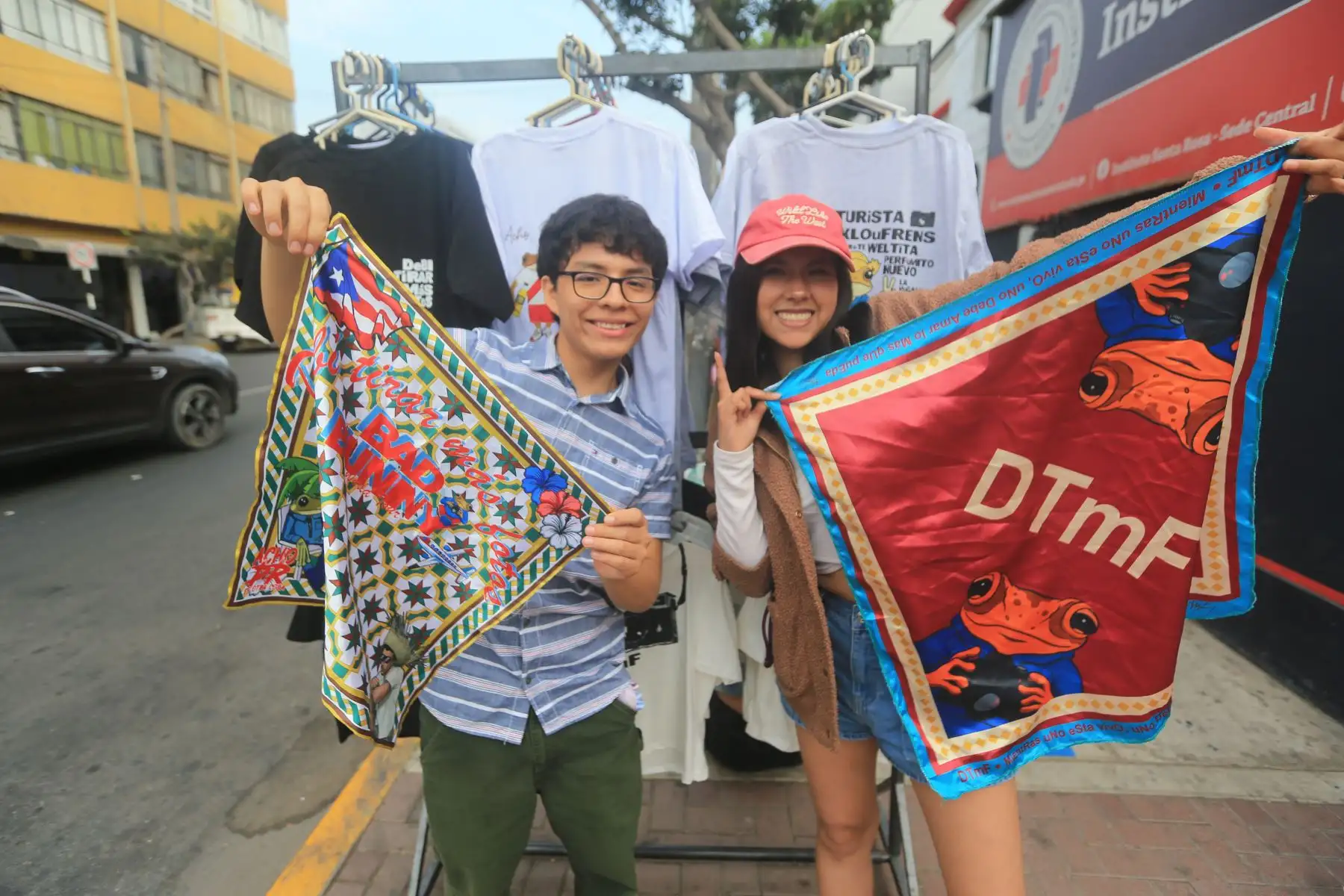 Cientos de fanáticos forman filas desde la noche anterior para no perderse el concierto de Bad Bunny. Foto: ANDINA/ Héctor Vinces