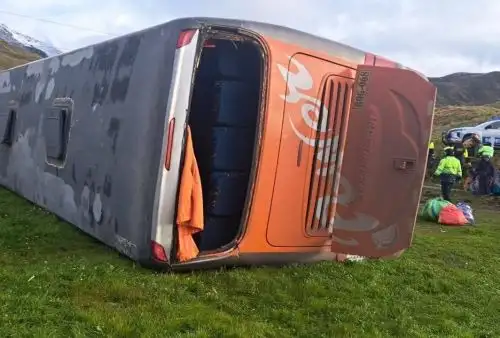 El despiste y vuelco de un bus interprovincial en la carretera que une Cusco y Puno deja varios pasajeros heridos. ANDINA/Difusión