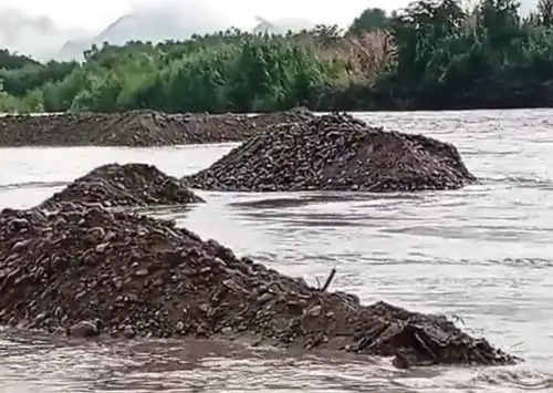 La crecida del río La Leche, a causa de las lluvias intensas que se registran en Lambayeque y Cajamarcca, provocó la destrucción de un puente peatonal en el distrito de Pátapo, afectando a varios centros poblados. ANDINA/Difusión