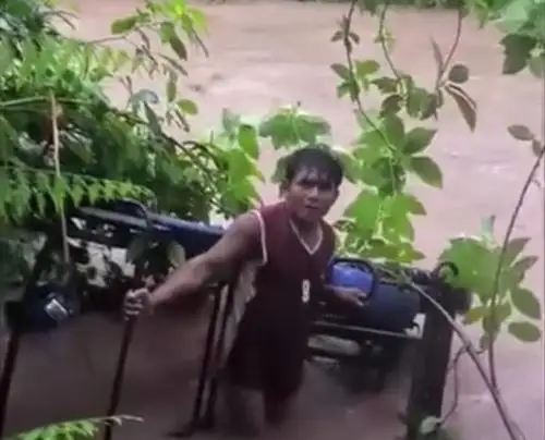 Un conductor de una mototaxi salvo de morir luego que su vehículo fuera arrastrado por el río Chivis que incrementó su caudal a causa de las lluvias intensas que se registran en la selva de Pasco. ANDINA/Difusión