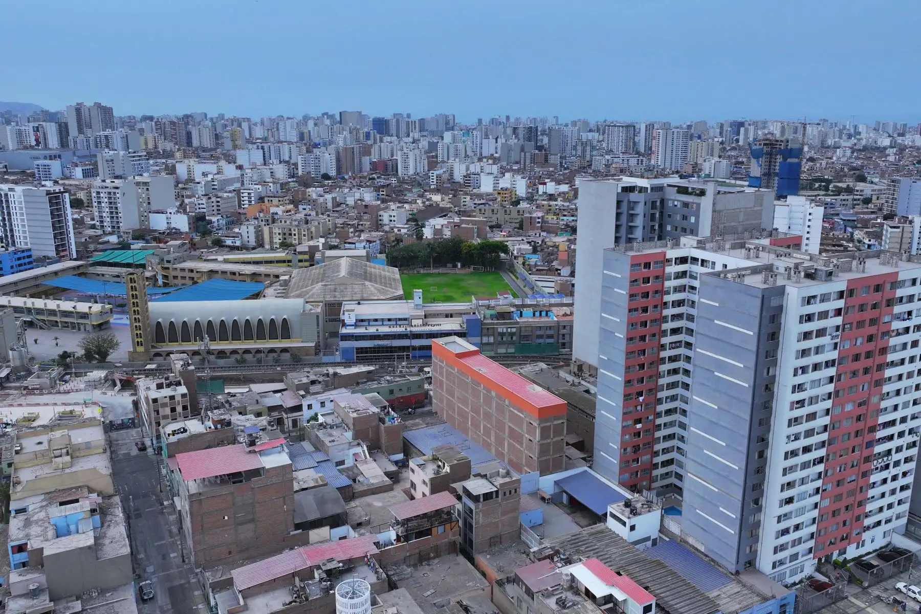 En pleno siglo XXI, Lima,a raíz del 491 aniversario de Lima, la gran metropli se plantea nuevos retos y crece de manera vertical a pasos agigantados. Esos cambios arquitectónicos avanzan en paralelo y generan nuevos cambios en la dinámica social y económica.
Foto: ANDINA/Lenin Lobatón