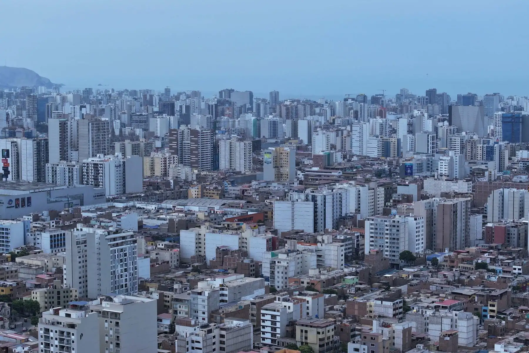 En pleno siglo XXI, Lima,a raíz del 491 aniversario de Lima, la gran metropli se plantea nuevos retos y crece de manera vertical a pasos agigantados. Esos cambios arquitectónicos avanzan en paralelo y generan nuevos cambios en la dinámica social y económica.
Foto: ANDINA/Lenin Lobatón