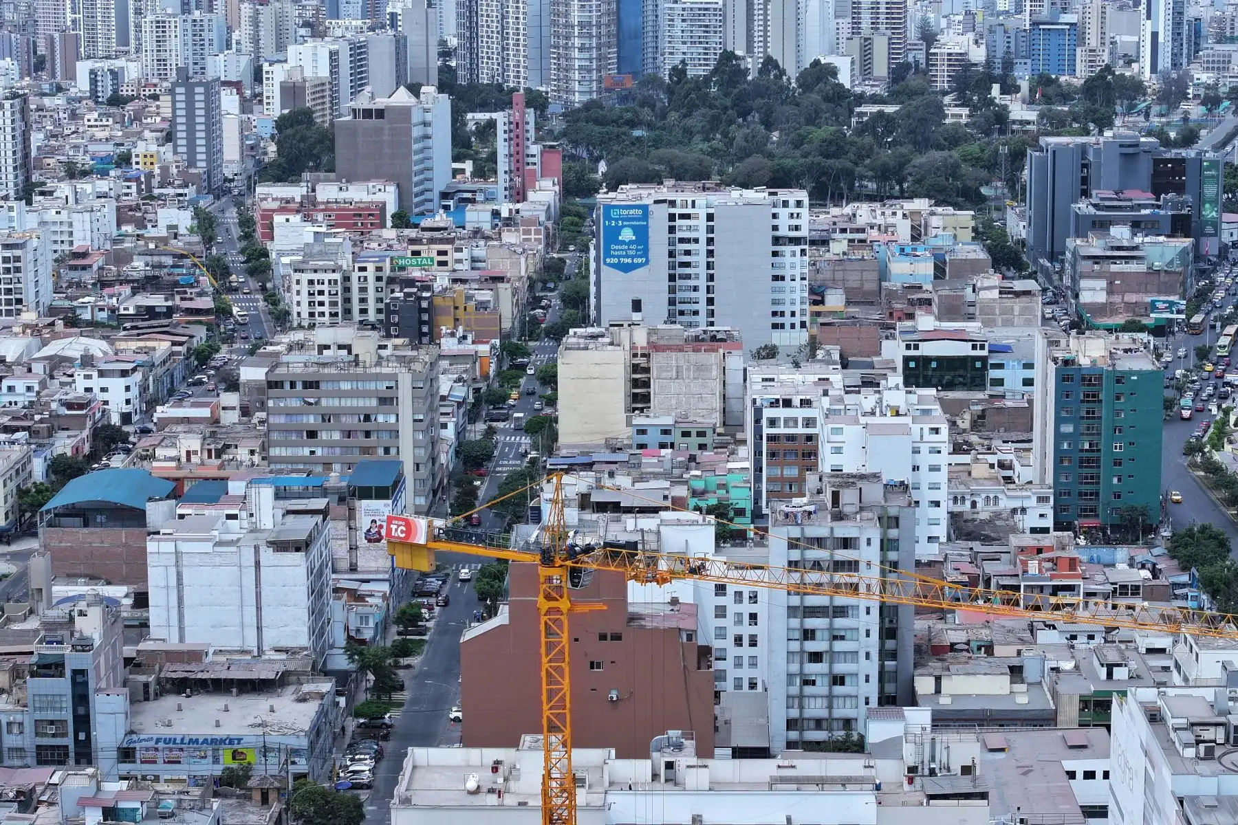 En pleno siglo XXI, Lima,a raíz del 491 aniversario de Lima, la gran metropli se plantea nuevos retos y crece de manera vertical a pasos agigantados. Esos cambios arquitectónicos avanzan en paralelo y generan nuevos cambios en la dinámica social y económica.
Foto: ANDINA/Lenin Lobatón