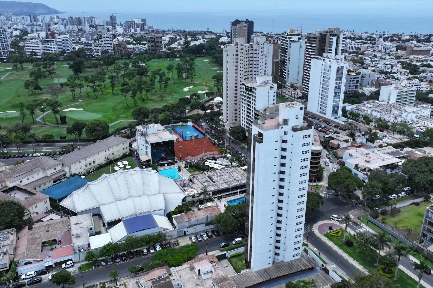 En pleno siglo XXI, Lima,a raíz del 491 aniversario de Lima, la gran metropli se plantea nuevos retos y crece de manera vertical a pasos agigantados. Esos cambios arquitectónicos avanzan en paralelo y generan nuevos cambios en la dinámica social y económica.
Foto: ANDINA/Lenin Lobatón