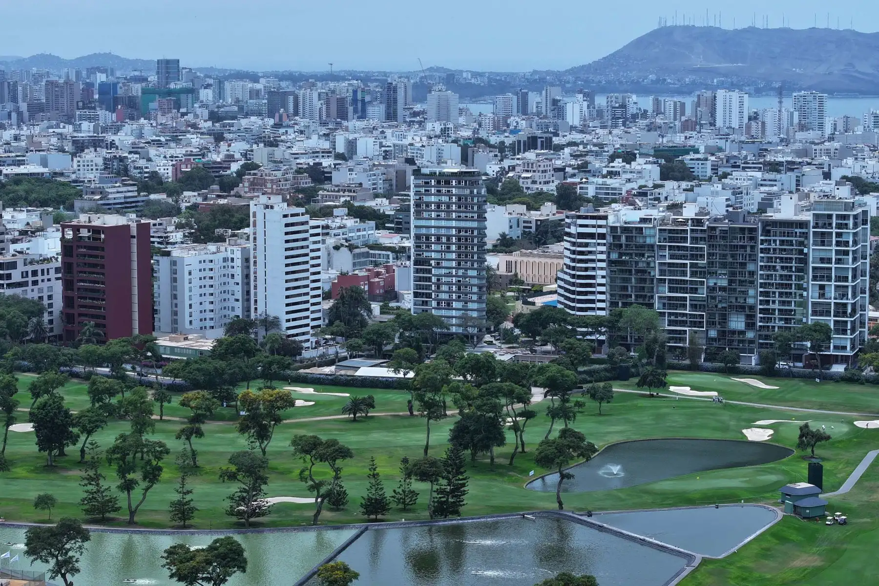 En pleno siglo XXI, Lima,a raíz del 491 aniversario de Lima, la gran metropli se plantea nuevos retos y crece de manera vertical a pasos agigantados. Esos cambios arquitectónicos avanzan en paralelo y generan nuevos cambios en la dinámica social y económica.
Foto: ANDINA/Lenin Lobatón