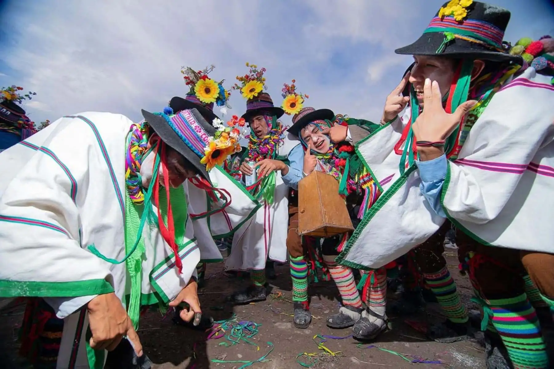 El Carnaval Rural de Ayacucho reúne a delegaciones comunales que preservan expresiones ancestrales a través de danzas, música y juegos tradicionales, fortaleciendo los lazos comunitarios y la transmisión cultural entre generaciones. Foto: ANDINA/Difusión
