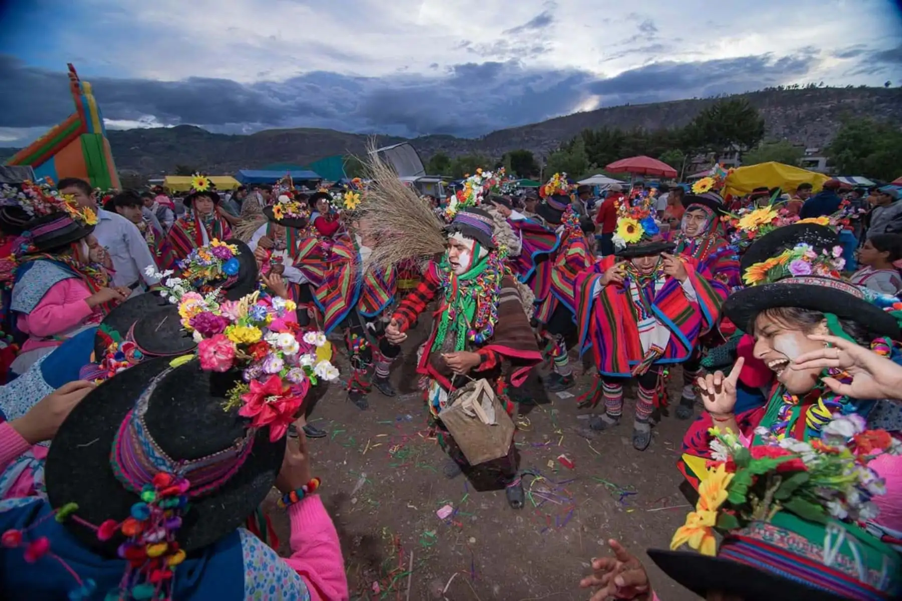 La ciudad de Ayacucho se viste de fiesta con la celebración del Carnaval Rural y el Qapaq Pukllay Mama 2026, que llenan de color, música y tradición las calles desde el 18 de enero hasta el 8 de febrero. Comunidades de diversos distritos participan con danzas, cantos ancestrales y comparsas, reafirmando la identidad cultural andina y promoviendo el encuentro intercultural entre familias y visitantes. Foto: ANDINA/Difusión