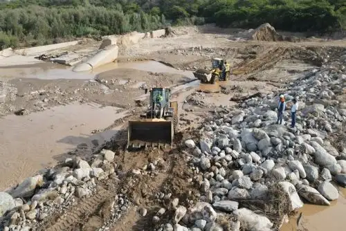 Con excavadoras, tractores, cargadores frontales y volquetes se viene atendiendo puntos críticos en 3 regiones.