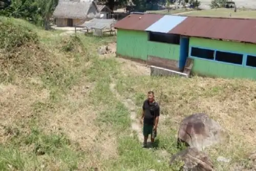 Se advierte que el flanco noroeste de la colina, donde existen movimientos antiguos, no debe ser ocupado bajo ninguna circunstancia.