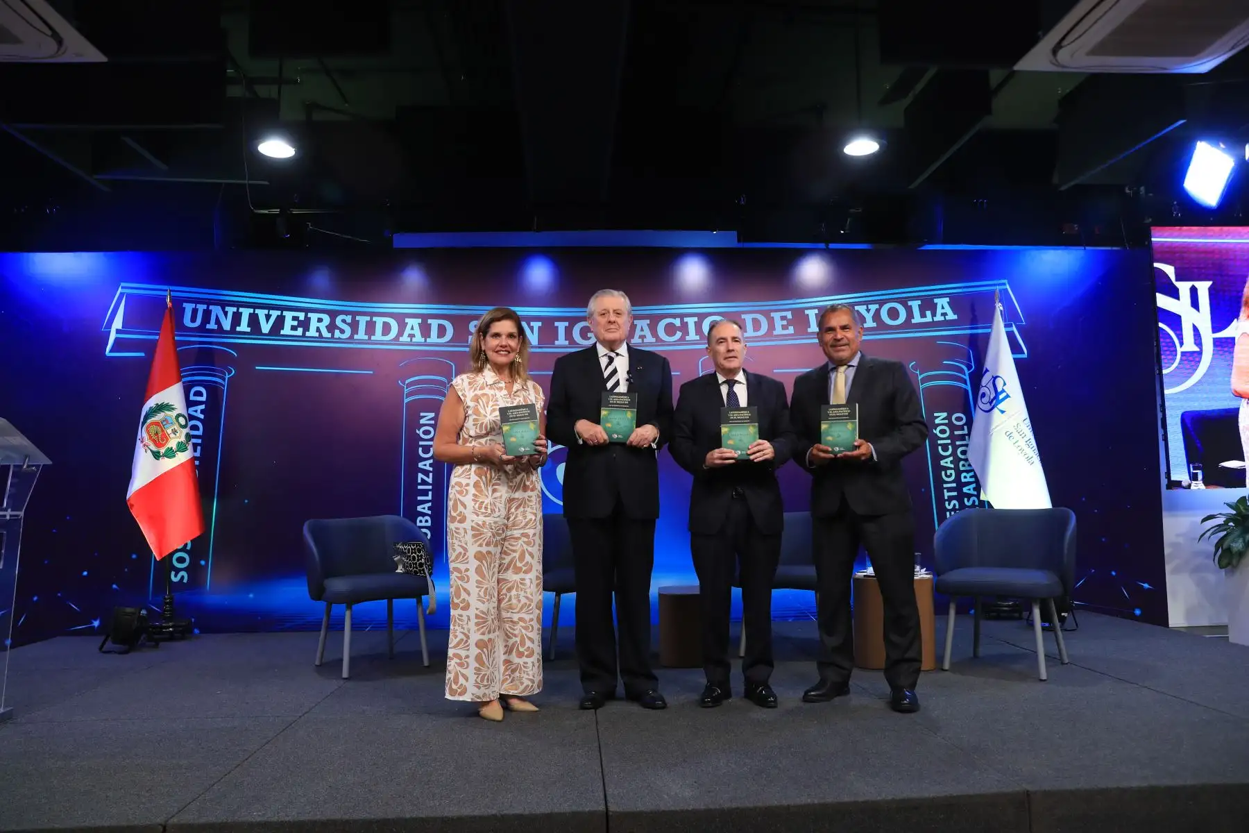 El excanciller Óscar Maúrtua presentó el libro Latinoamérica y el Asia-Pacífico en el siglo XXI, obra que analiza la reconfiguración del escenario internacional y los retos geopolíticos actuales. Durante el lanzamiento se abordaron las tensiones entre ambas regiones, los desafíos de la política exterior peruana y las oportunidades estratégicas del país. Foto: ANDINA/Ricardo Cuba