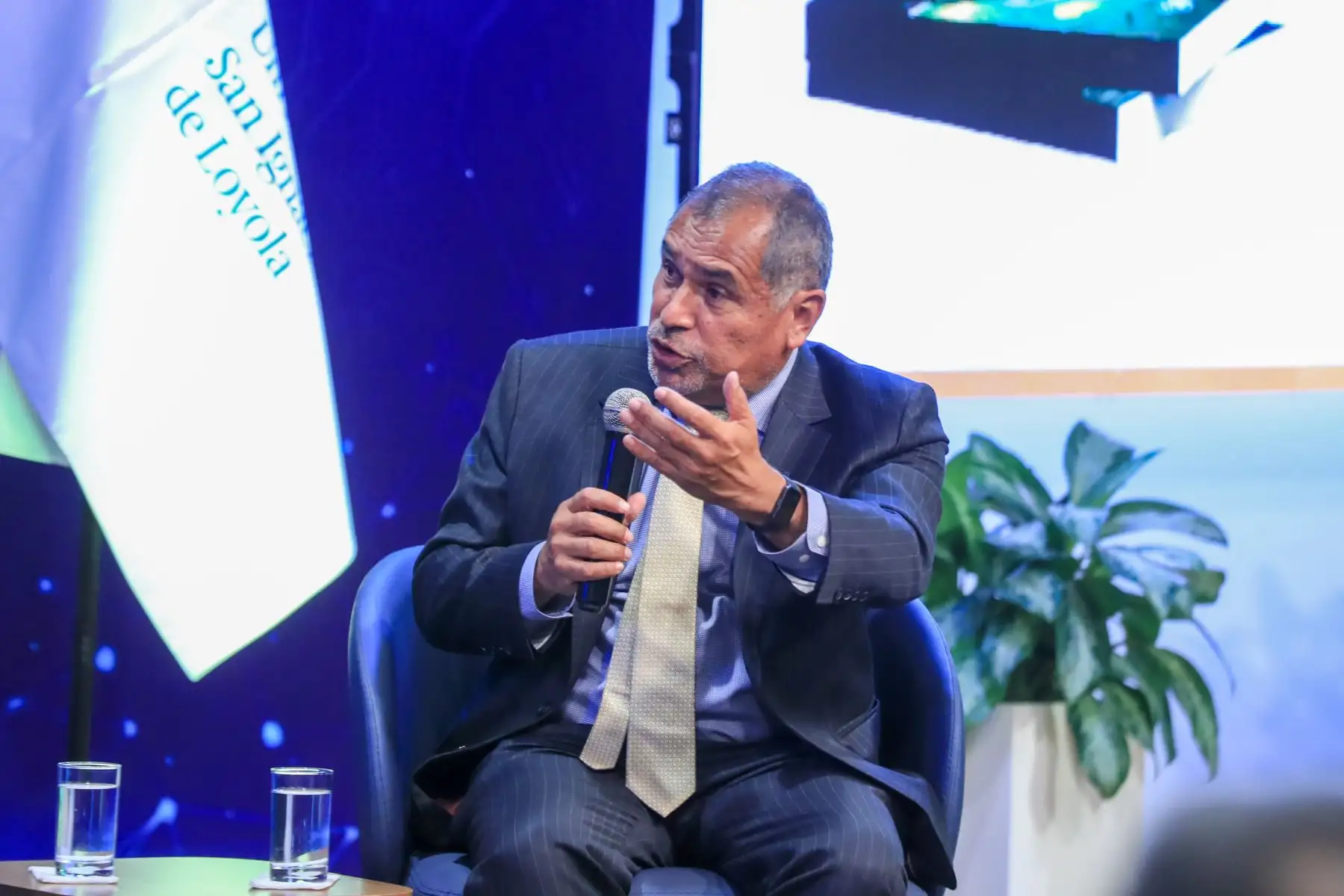 El excanciller Óscar Maúrtua presentó el libro Latinoamérica y el Asia-Pacífico en el siglo XXI, obra que analiza la reconfiguración del escenario internacional y los retos geopolíticos actuales. Durante el lanzamiento se abordaron las tensiones entre ambas regiones, los desafíos de la política exterior peruana y las oportunidades estratégicas del país. Foto: ANDINA/Ricardo Cuba