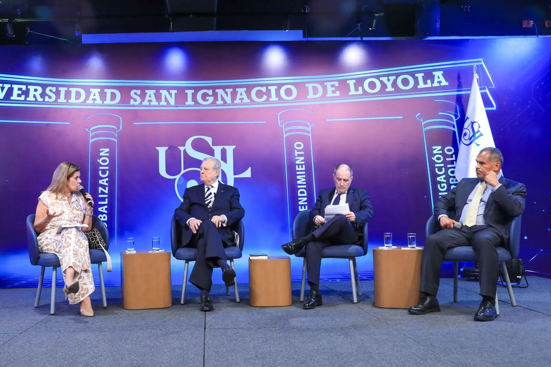 El excanciller Óscar Maúrtua presentó el libro Latinoamérica y el Asia-Pacífico en el siglo XXI, obra que analiza la reconfiguración del escenario internacional y los retos geopolíticos actuales. Durante el lanzamiento se abordaron las tensiones entre ambas regiones, los desafíos de la política exterior peruana y las oportunidades estratégicas del país. Foto: ANDINA/Ricardo Cuba