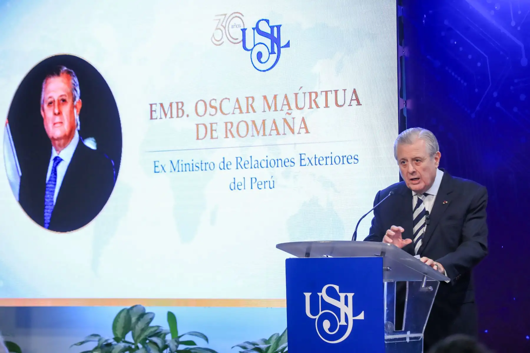 El excanciller Óscar Maúrtua presentó el libro Latinoamérica y el Asia-Pacífico en el siglo XXI, obra que analiza la reconfiguración del escenario internacional y los retos geopolíticos actuales. Durante el lanzamiento se abordaron las tensiones entre ambas regiones, los desafíos de la política exterior peruana y las oportunidades estratégicas del país. Foto: ANDINA/Ricardo Cuba