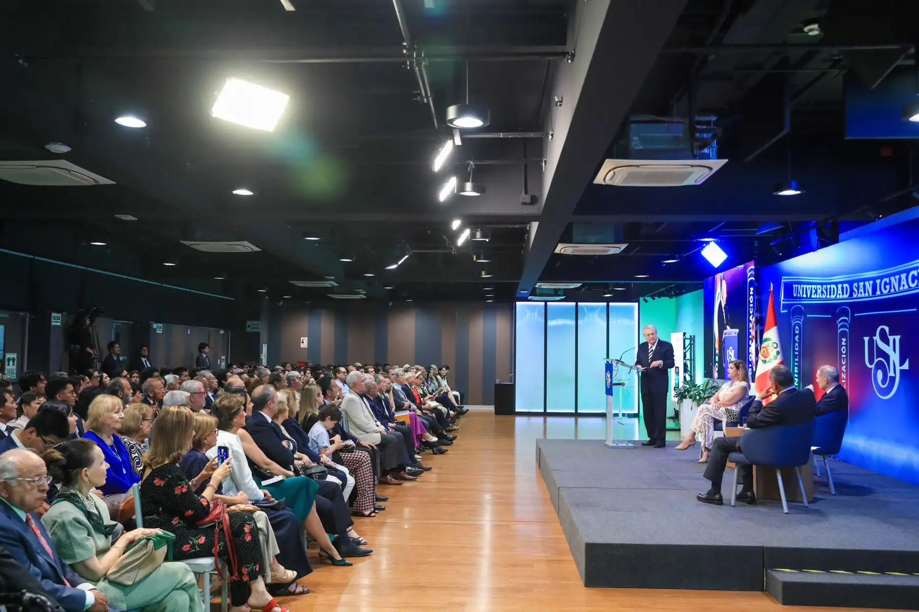 El excanciller Óscar Maúrtua presentó el libro Latinoamérica y el Asia-Pacífico en el siglo XXI, obra que analiza la reconfiguración del escenario internacional y los retos geopolíticos actuales. Durante el lanzamiento se abordaron las tensiones entre ambas regiones, los desafíos de la política exterior peruana y las oportunidades estratégicas del país. Foto: ANDINA/Ricardo Cuba