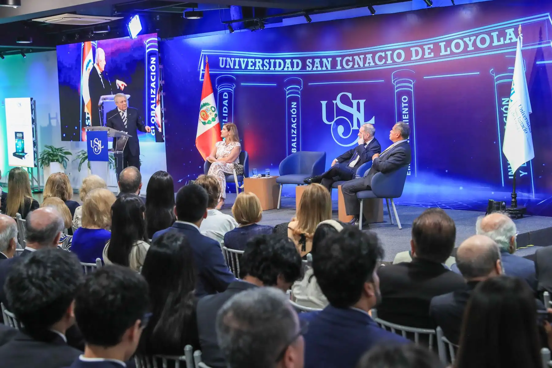 El excanciller Óscar Maúrtua presentó el libro Latinoamérica y el Asia-Pacífico en el siglo XXI, obra que analiza la reconfiguración del escenario internacional y los retos geopolíticos actuales. Durante el lanzamiento se abordaron las tensiones entre ambas regiones, los desafíos de la política exterior peruana y las oportunidades estratégicas del país. Foto: ANDINA/Ricardo Cuba