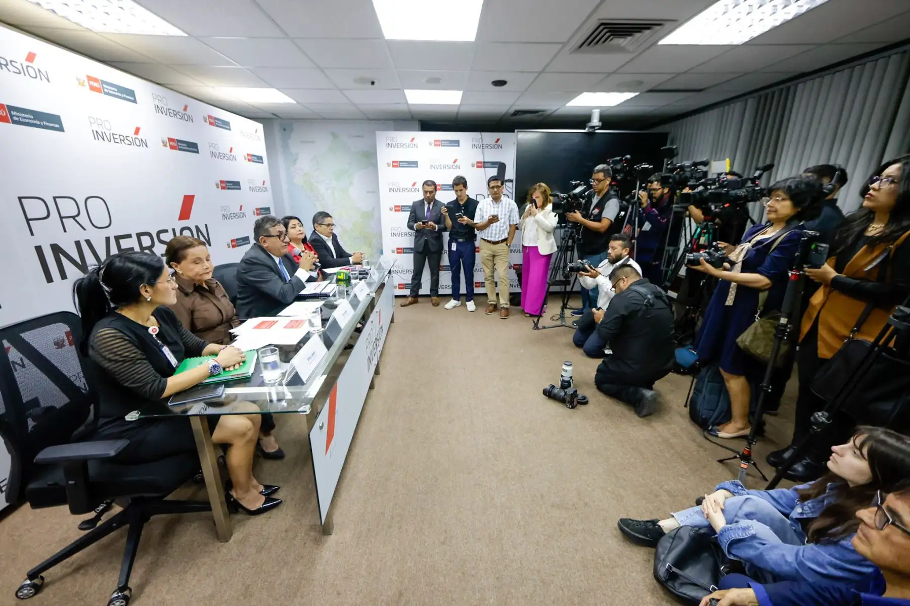 El Ministerio de Economía y Finanzas (MEF) informó los alcances de las conversaciones sostenidas entre la Junta General de Accionistas de Petroperú, los representantes de los 12 sindicatos de trabajadores y congresistas de la República, en el marco de la implementación del Decreto de Urgencia N.° 010-2025. Durante la conferencia de prensa se expusieron las acciones en curso y las próximas medidas orientadas a fortalecer la sostenibilidad financiera y corporativa de la empresa estatal. Foto: Luis Iparraguirre