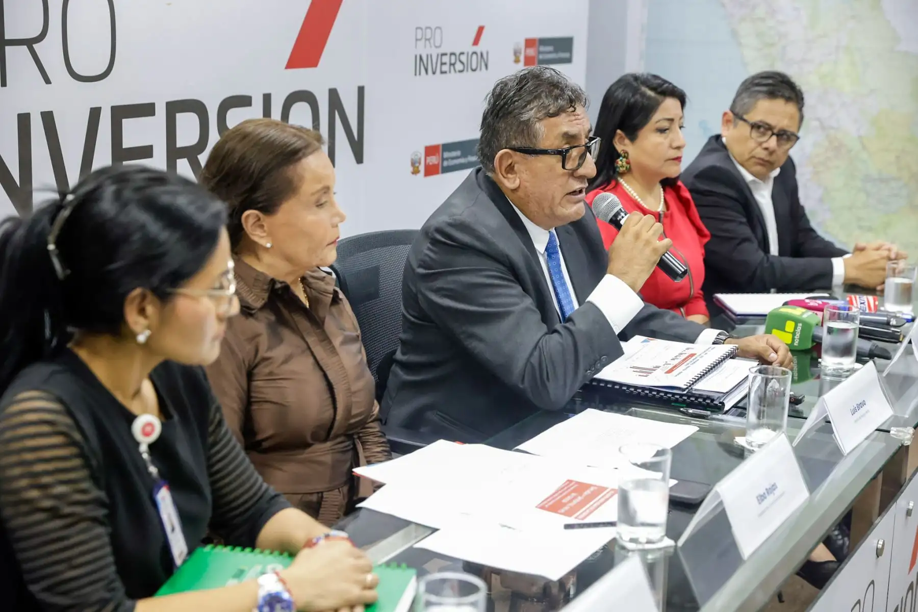 El Ministerio de Economía y Finanzas (MEF) informó los alcances de las conversaciones sostenidas entre la Junta General de Accionistas de Petroperú, los representantes de los 12 sindicatos de trabajadores y congresistas de la República, en el marco de la implementación del Decreto de Urgencia N.° 010-2025. Durante la conferencia de prensa se expusieron las acciones en curso y las próximas medidas orientadas a fortalecer la sostenibilidad financiera y corporativa de la empresa estatal. Foto: Luis Iparraguirre