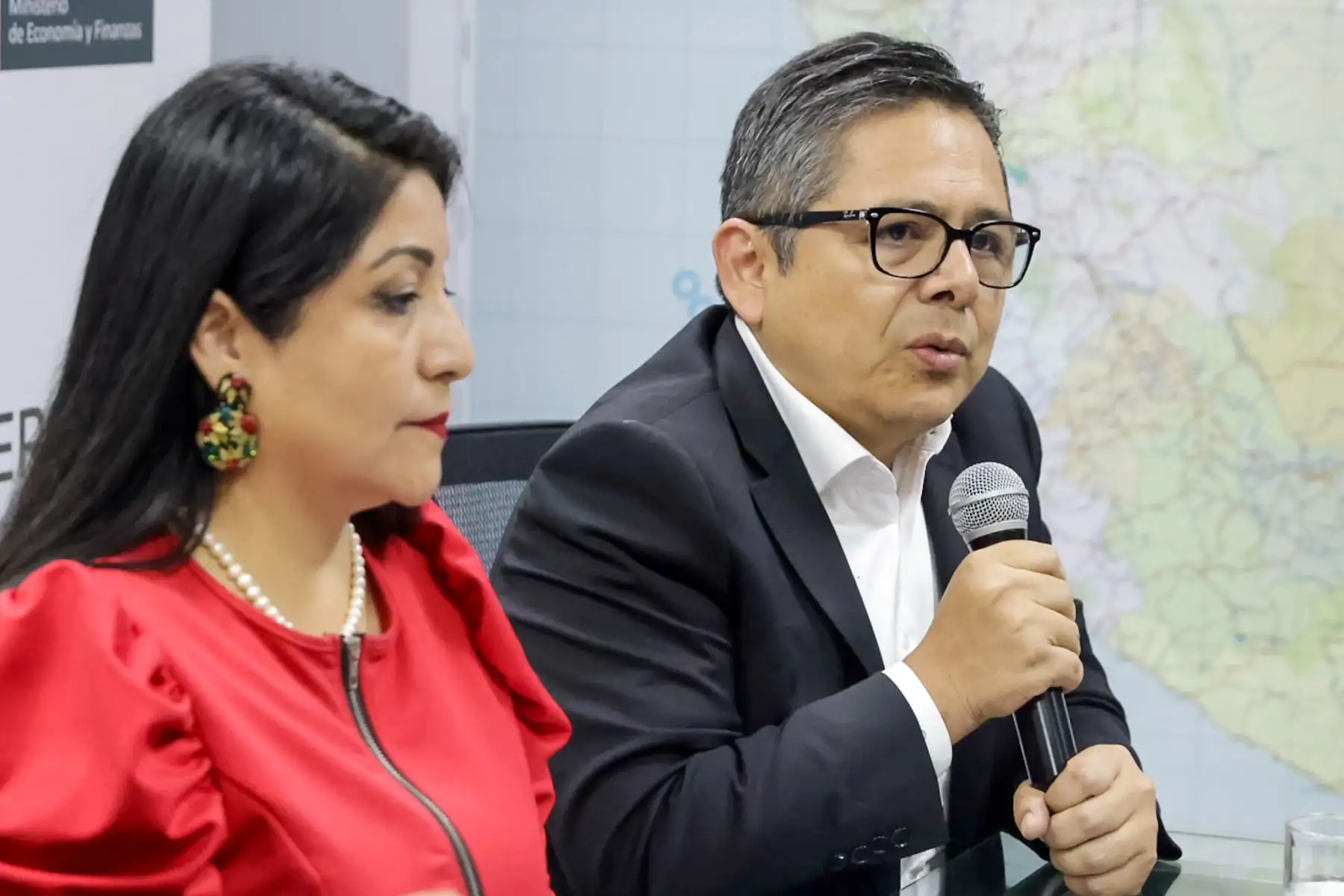 El Ministerio de Economía y Finanzas (MEF) informó los alcances de las conversaciones sostenidas entre la Junta General de Accionistas de Petroperú, los representantes de los 12 sindicatos de trabajadores y congresistas de la República, en el marco de la implementación del Decreto de Urgencia N.° 010-2025. Durante la conferencia de prensa se expusieron las acciones en curso y las próximas medidas orientadas a fortalecer la sostenibilidad financiera y corporativa de la empresa estatal. Foto: Luis Iparraguirre