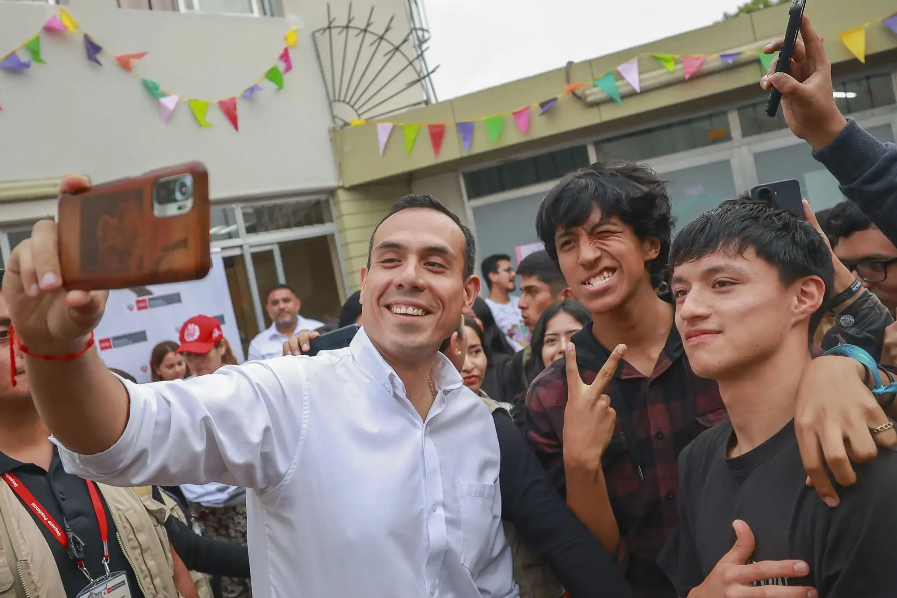 El presidente José Jerí participó en el impulso del Programa de Voluntariado Juvenil 2026 de la Secretaría Nacional de la Juventud (Senaju), iniciativa que ya convoca a más de 14 mil jóvenes comprometidos con el desarrollo del país. El programa promueve el liderazgo y la participación ciudadana de peruanos entre 15 y 29 años, y articula oportunidades a través de herramientas como la plataforma ApliJoven, que conecta a la juventud con más de 160 servicios a nivel nacional. Foto: ANDINA/Prensa Presidencia