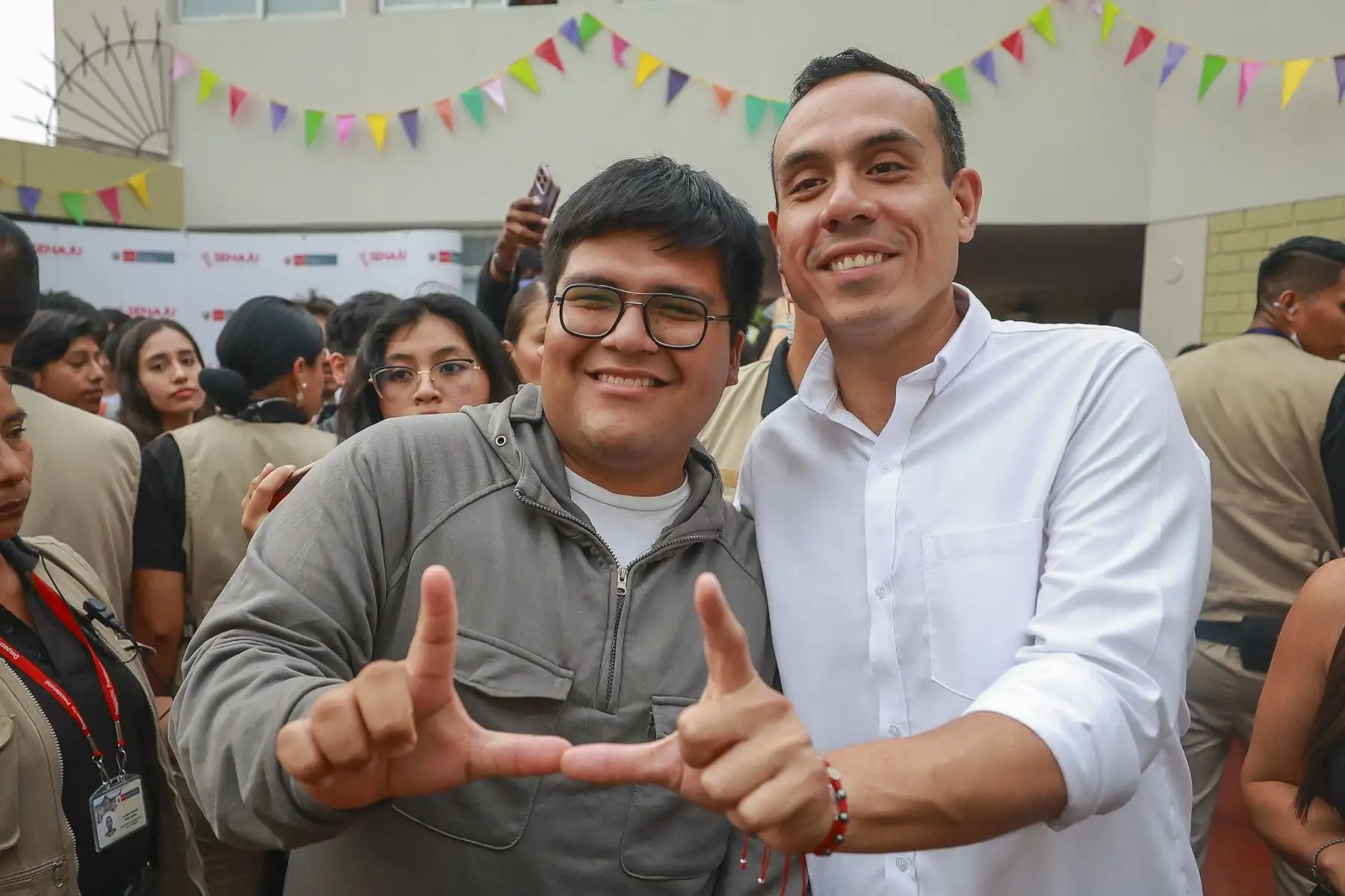 El presidente José Jerí participó en el impulso del Programa de Voluntariado Juvenil 2026 de la Secretaría Nacional de la Juventud (Senaju), iniciativa que ya convoca a más de 14 mil jóvenes comprometidos con el desarrollo del país. El programa promueve el liderazgo y la participación ciudadana de peruanos entre 15 y 29 años, y articula oportunidades a través de herramientas como la plataforma ApliJoven, que conecta a la juventud con más de 160 servicios a nivel nacional. Foto: ANDINA/Prensa Presidencia