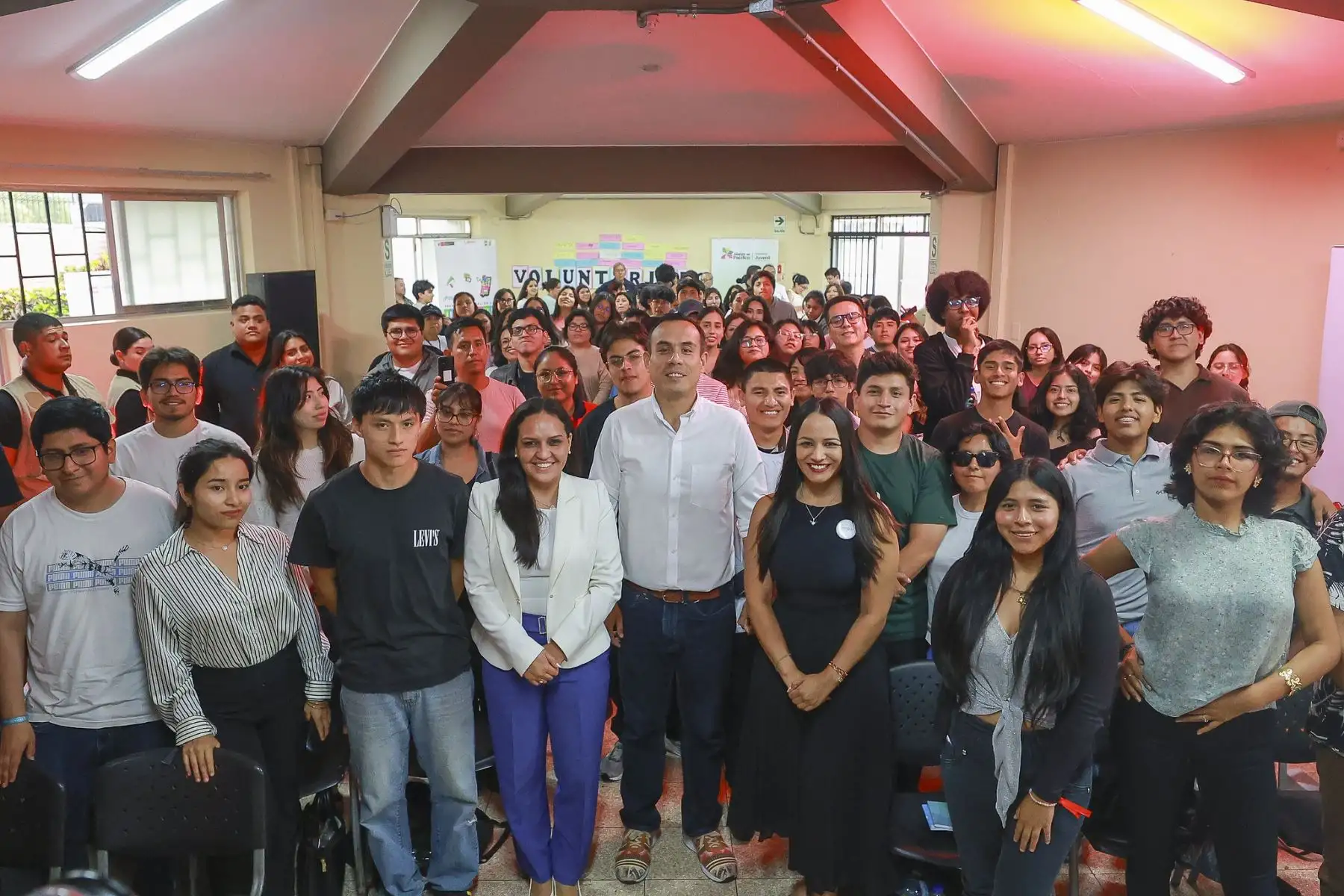El presidente José Jerí participó en el impulso del Programa de Voluntariado Juvenil 2026 de la Secretaría Nacional de la Juventud (Senaju), iniciativa que ya convoca a más de 14 mil jóvenes comprometidos con el desarrollo del país. El programa promueve el liderazgo y la participación ciudadana de peruanos entre 15 y 29 años, y articula oportunidades a través de herramientas como la plataforma ApliJoven, que conecta a la juventud con más de 160 servicios a nivel nacional. Foto: ANDINA/Prensa Presidencia