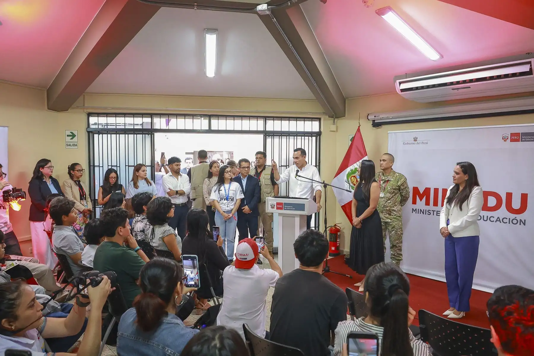 El presidente José Jerí participó en el impulso del Programa de Voluntariado Juvenil 2026 de la Secretaría Nacional de la Juventud (Senaju), iniciativa que ya convoca a más de 14 mil jóvenes comprometidos con el desarrollo del país. El programa promueve el liderazgo y la participación ciudadana de peruanos entre 15 y 29 años, y articula oportunidades a través de herramientas como la plataforma ApliJoven, que conecta a la juventud con más de 160 servicios a nivel nacional. Foto: ANDINA/Prensa Presidencia