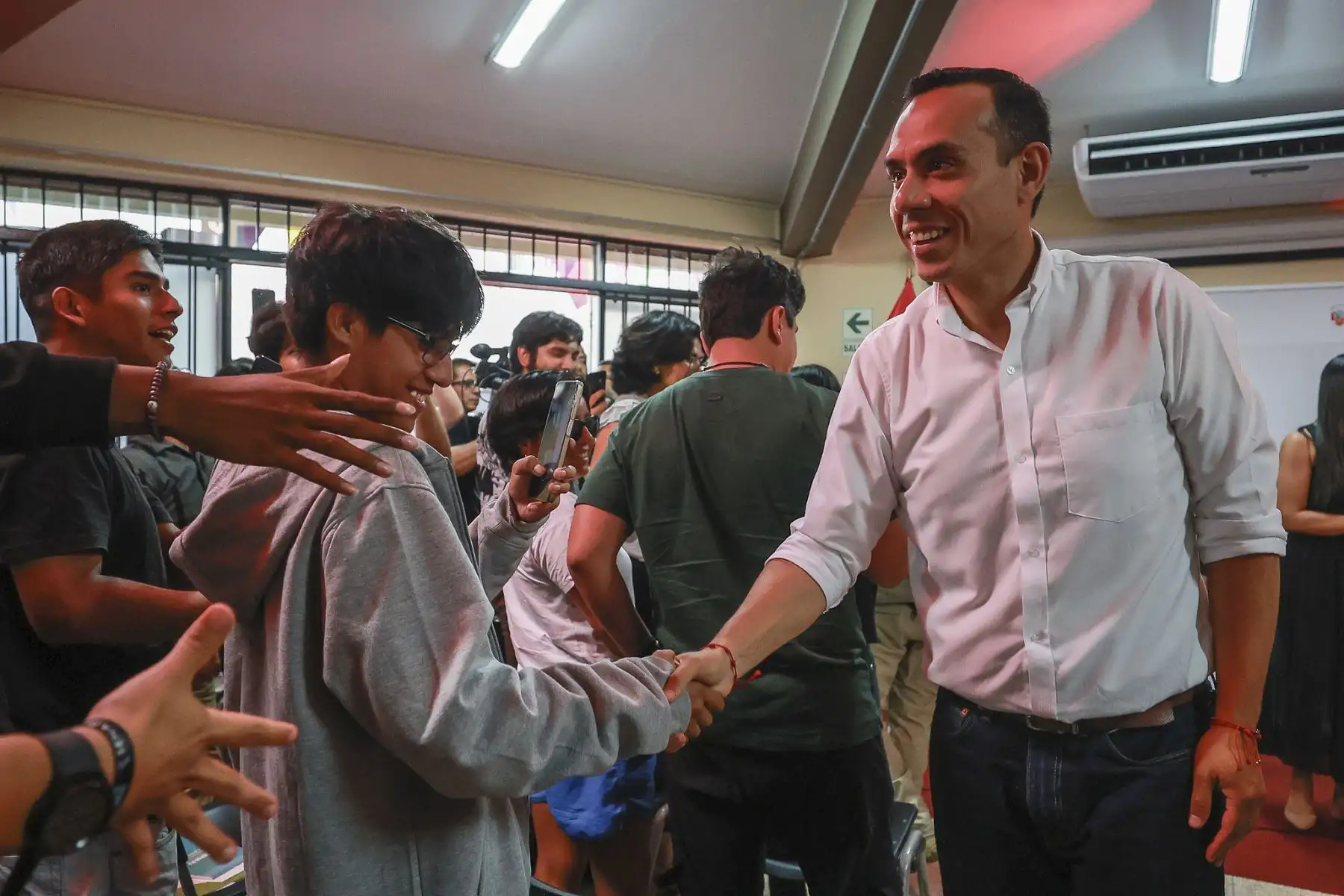 El presidente José Jerí participó en el impulso del Programa de Voluntariado Juvenil 2026 de la Secretaría Nacional de la Juventud (Senaju), iniciativa que ya convoca a más de 14 mil jóvenes comprometidos con el desarrollo del país. El programa promueve el liderazgo y la participación ciudadana de peruanos entre 15 y 29 años, y articula oportunidades a través de herramientas como la plataforma ApliJoven, que conecta a la juventud con más de 160 servicios a nivel nacional. Foto: ANDINA/Prensa Presidencia
