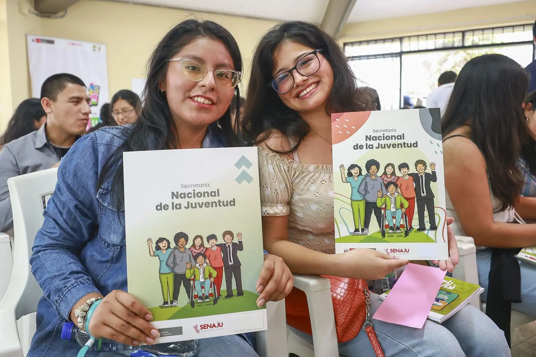 El presidente José Jerí participó en el impulso del Programa de Voluntariado Juvenil 2026 de la Secretaría Nacional de la Juventud (Senaju), iniciativa que ya convoca a más de 14 mil jóvenes comprometidos con el desarrollo del país. El programa promueve el liderazgo y la participación ciudadana de peruanos entre 15 y 29 años, y articula oportunidades a través de herramientas como la plataforma ApliJoven, que conecta a la juventud con más de 160 servicios a nivel nacional. Foto: ANDINA/Prensa Presidencia