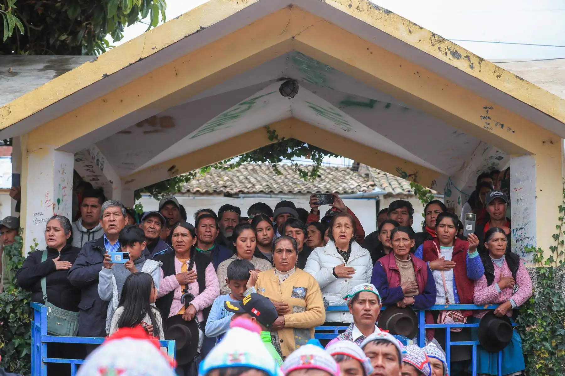 Patriotismo y respeto! El presidente José Jerí lideró la ceremonia de izamiento del pabellón nacional y la entonación del himno nacional en la Plaza Sucre del distrito de Acobamba. Foto: Prensa Presidencia
