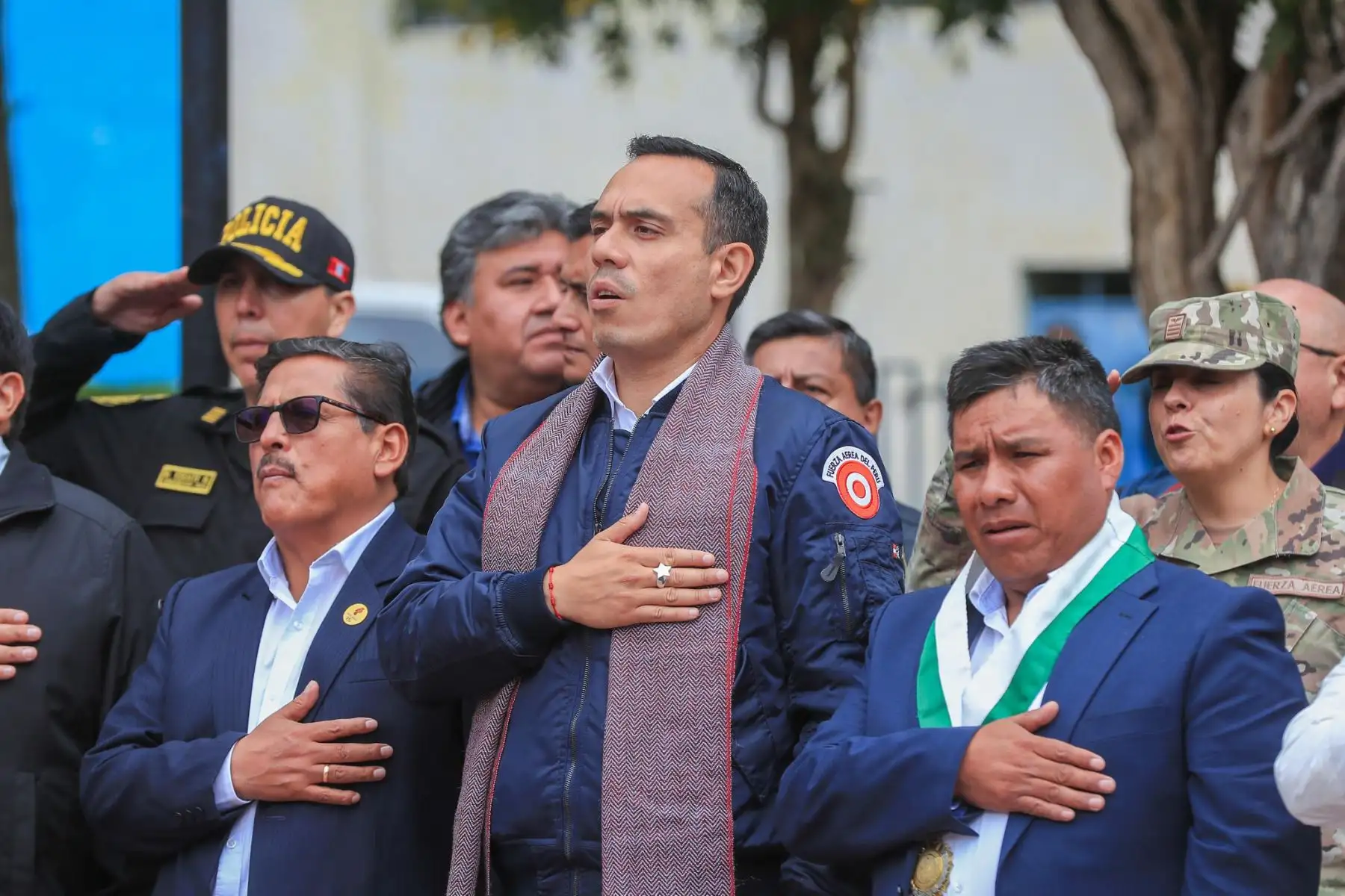 Patriotismo y respeto! El presidente José Jerí lideró la ceremonia de izamiento del pabellón nacional y la entonación del himno nacional en la Plaza Sucre del distrito de Acobamba. Foto: Prensa Presidencia