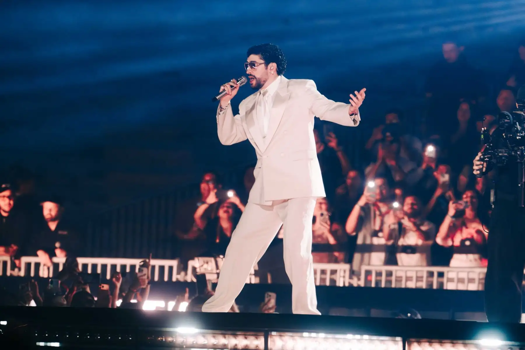 Bad Bunny ofreció la noche del viernes un show que tardará tiempo olvidar ya que fue el primer concierto de lo que es su arribo como parte de su gira ‘Debí Tirar Más Fotos World Tour’.
Foto: cortesía Raúl Umeres