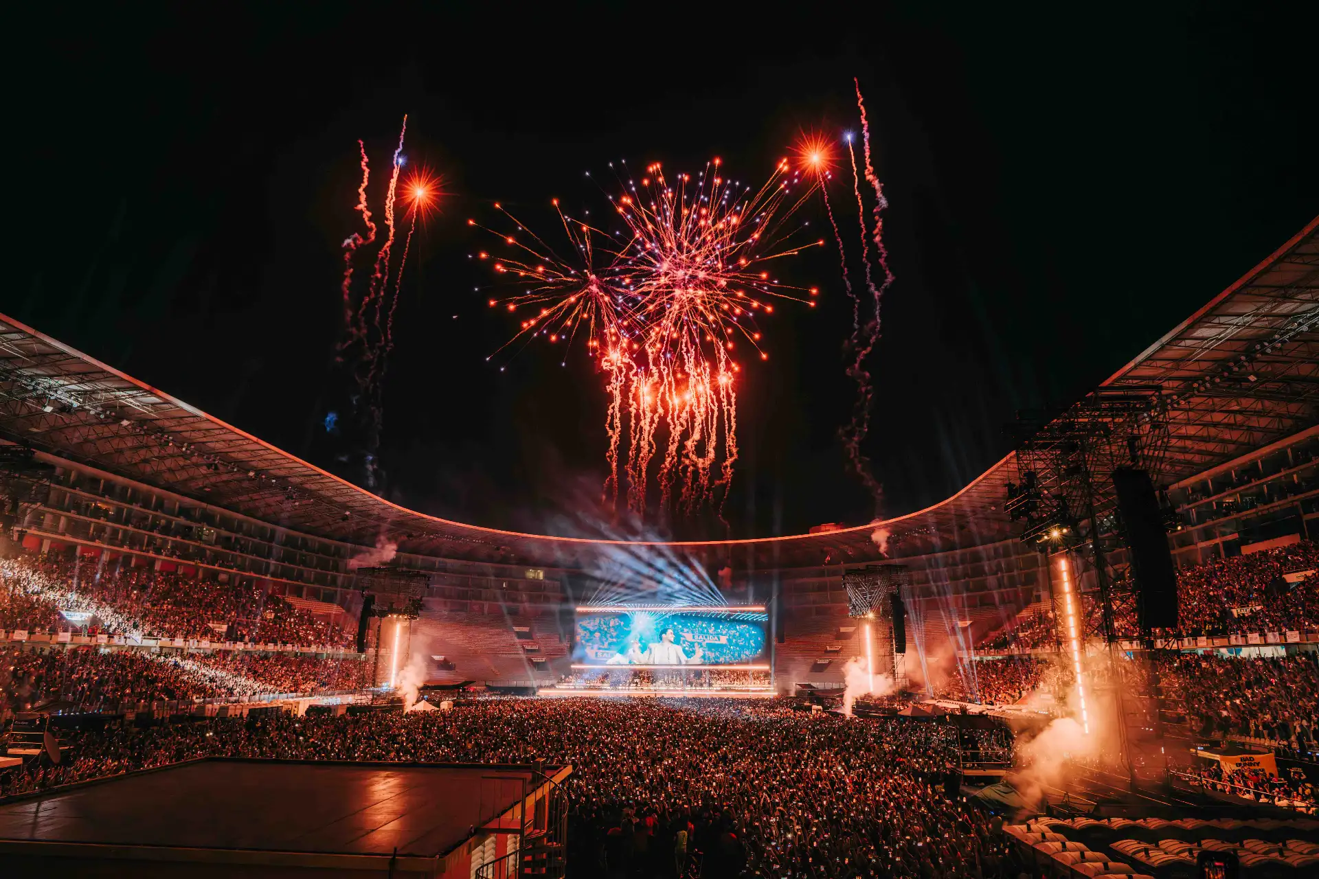 Colas interminables, una atmósfera única que invitaba al baile y a la euforia fue lo que el Estadio Nacional tuvo en este primer concierto, en donde el artista recordó lo que significa para él nuestro país como parte importante de su carrera.
Foto: cortesía Raúl Umeres