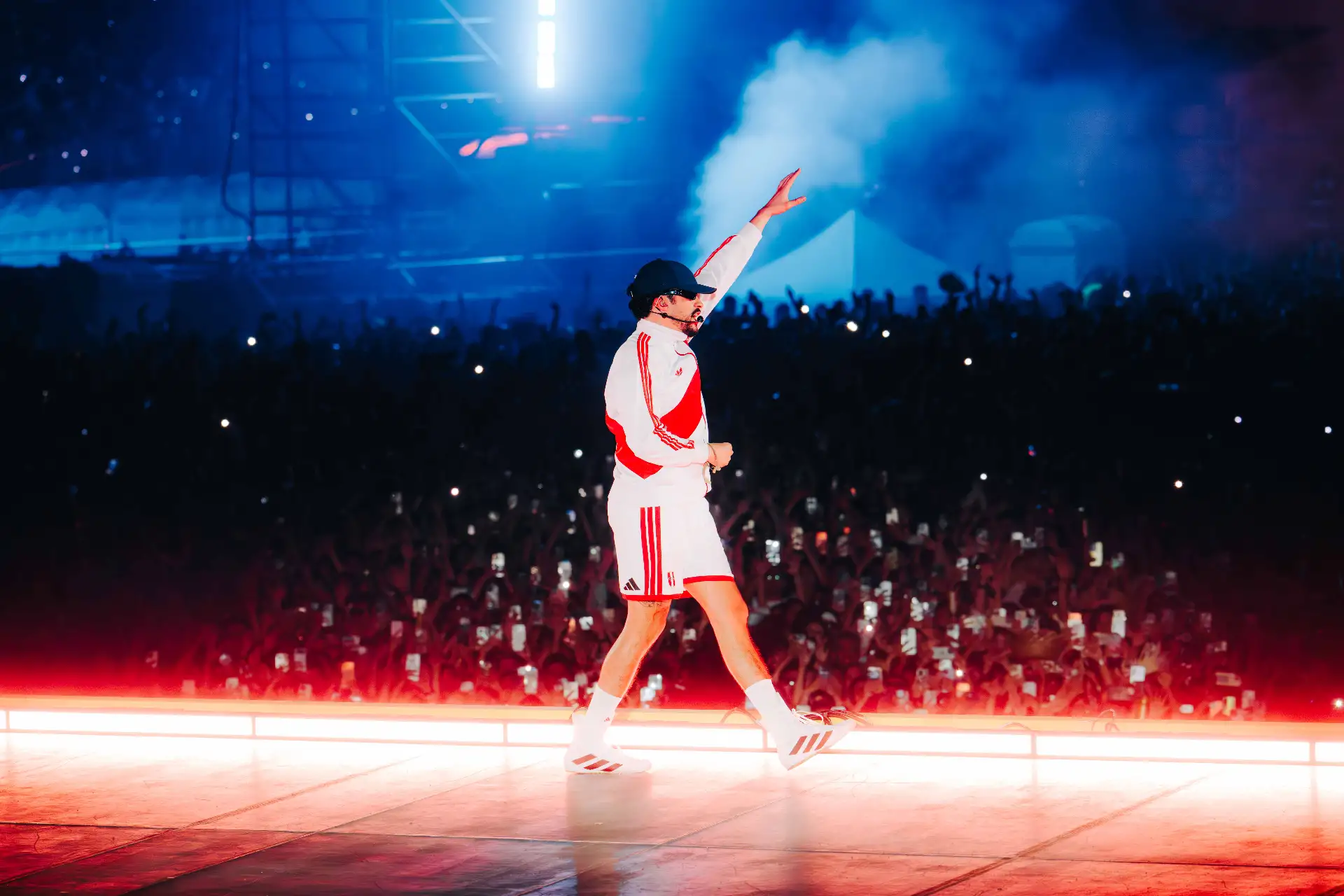 Bad Bunny ofreció la noche del viernes un show que tardará tiempo olvidar ya que fue el primer concierto de lo que es su arribo como parte de su gira ‘Debí Tirar Más Fotos World Tour’.
Foto: cortesía Raúl Umeres
