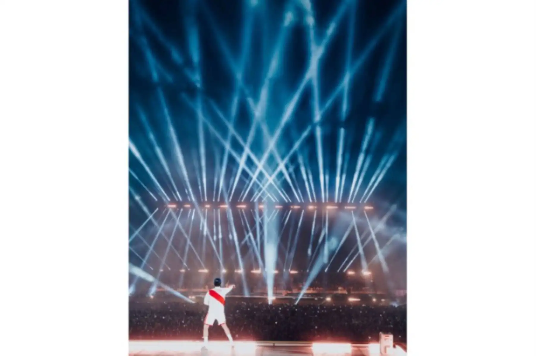 Bad Bunny ofreció la noche del viernes un show que tardará tiempo olvidar ya que fue el primer concierto de lo que es su arribo como parte de su gira ‘Debí Tirar Más Fotos World Tour’.
Foto: cortesía Raúl Umeres