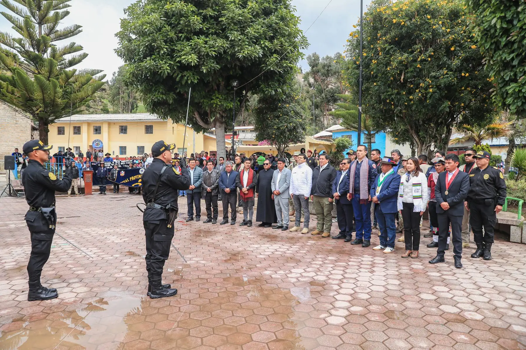 El presidente de la República, José Jerí Oré, participó en la ceremonia de izamiento del pabellón nacional en la Plaza de Acobamba, en la región Huancavelica. Foto: ANDINA/ prensa presidencia