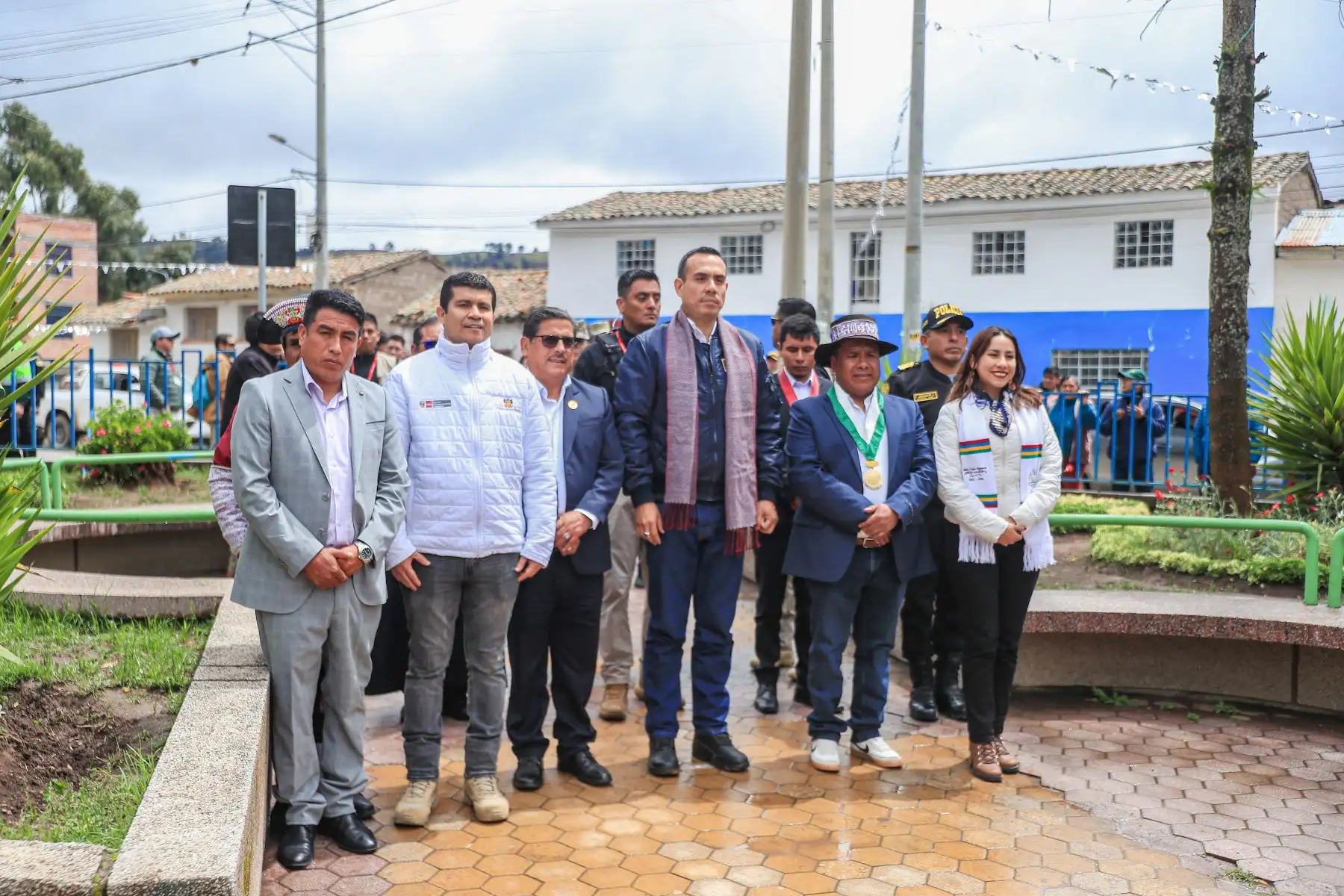 El presidente de la República, José Jerí Oré, participó en la ceremonia de izamiento del pabellón nacional en la Plaza de Acobamba, en la región Huancavelica. Foto: ANDINA/ prensa presidencia