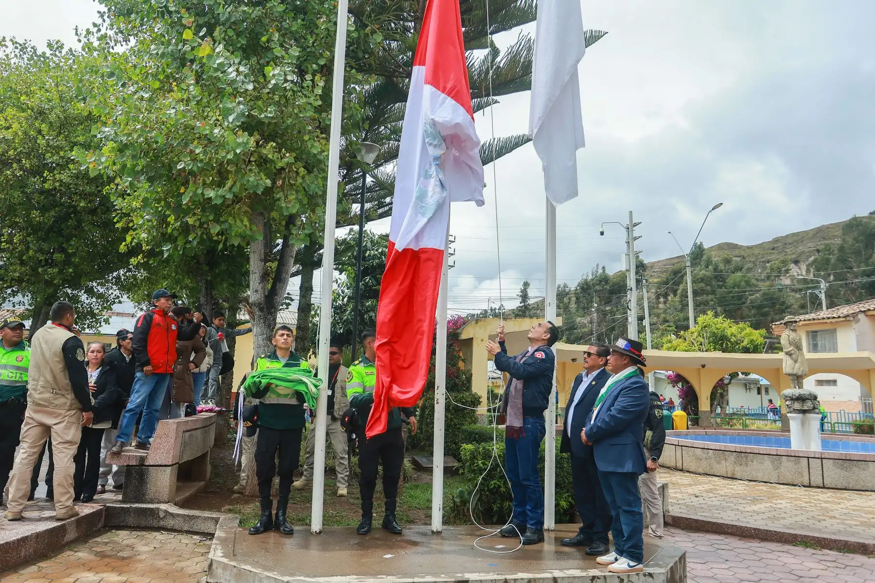 El presidente de la República, José Jerí Oré, participó en la ceremonia de izamiento del pabellón nacional en la Plaza de Acobamba, en la región Huancavelica. Foto: ANDINA/ prensa presidencia