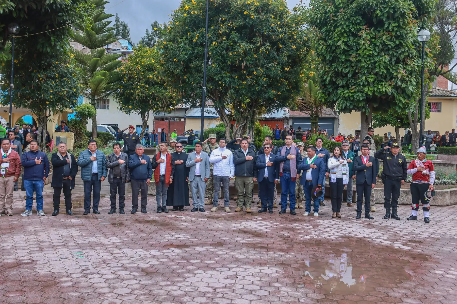 El presidente de la República, José Jerí Oré, participó en la ceremonia de izamiento del pabellón nacional en la Plaza de Acobamba, en la región Huancavelica. Foto: ANDINA/ prensa presidencia
