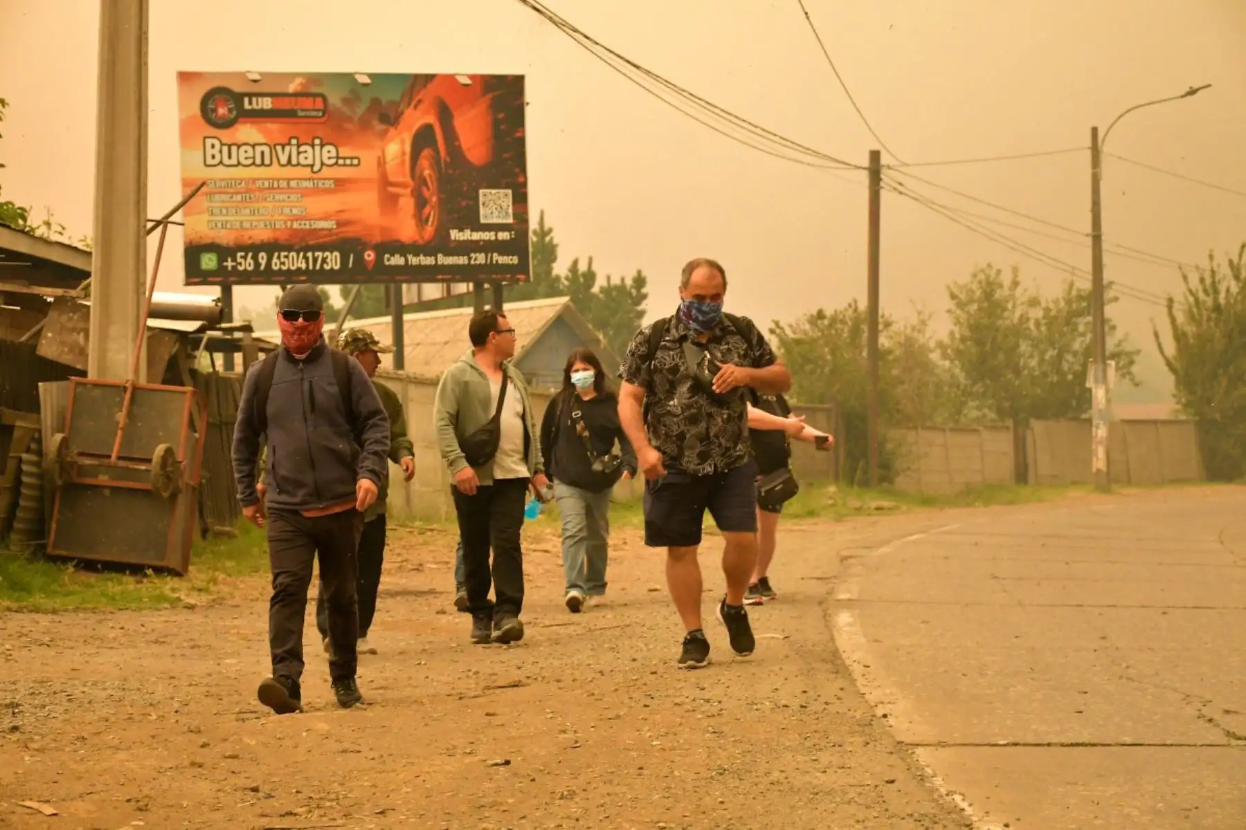 Los residentes evacúan mientras caminan por una carretera durante un incendio forestal en Concepción, Chile.
El presidente chileno Gabriel Boric declaró el estado de emergencia para dos regiones del sur donde los incendios forestales devastadores han obligado a unas 20.000 personas a evacuar sus hogares.

Foto: AFP