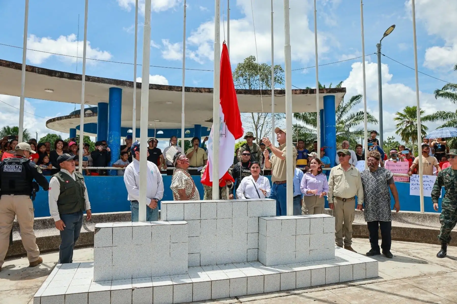 Desde Purús, Ucayali, el presidente José Jerí encabezó el izamiento del pabellón nacional, reafirmando la presencia del Estado en la zonas de frontera. Durante el acto cívico, el mandatario también escuchó y atendió directamente las demandas de la población.
Foto: ANDINA/ Prensa Presidencia