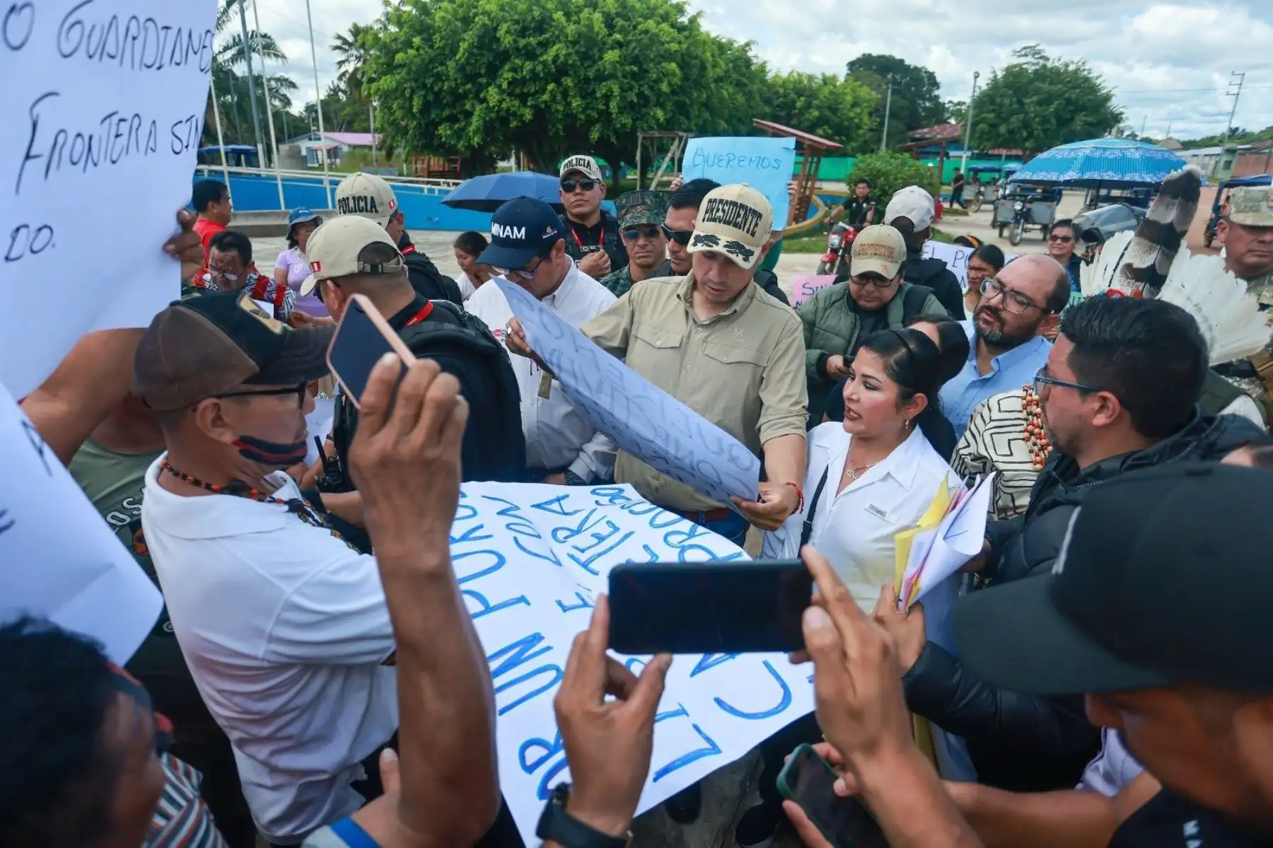 Desde Purús, Ucayali, el presidente José Jerí encabezó el izamiento del pabellón nacional, reafirmando la presencia del Estado en la zonas de frontera. Durante el acto cívico, el mandatario también escuchó y atendió directamente las demandas de la población.
Foto: ANDINA/ Prensa Presidencia