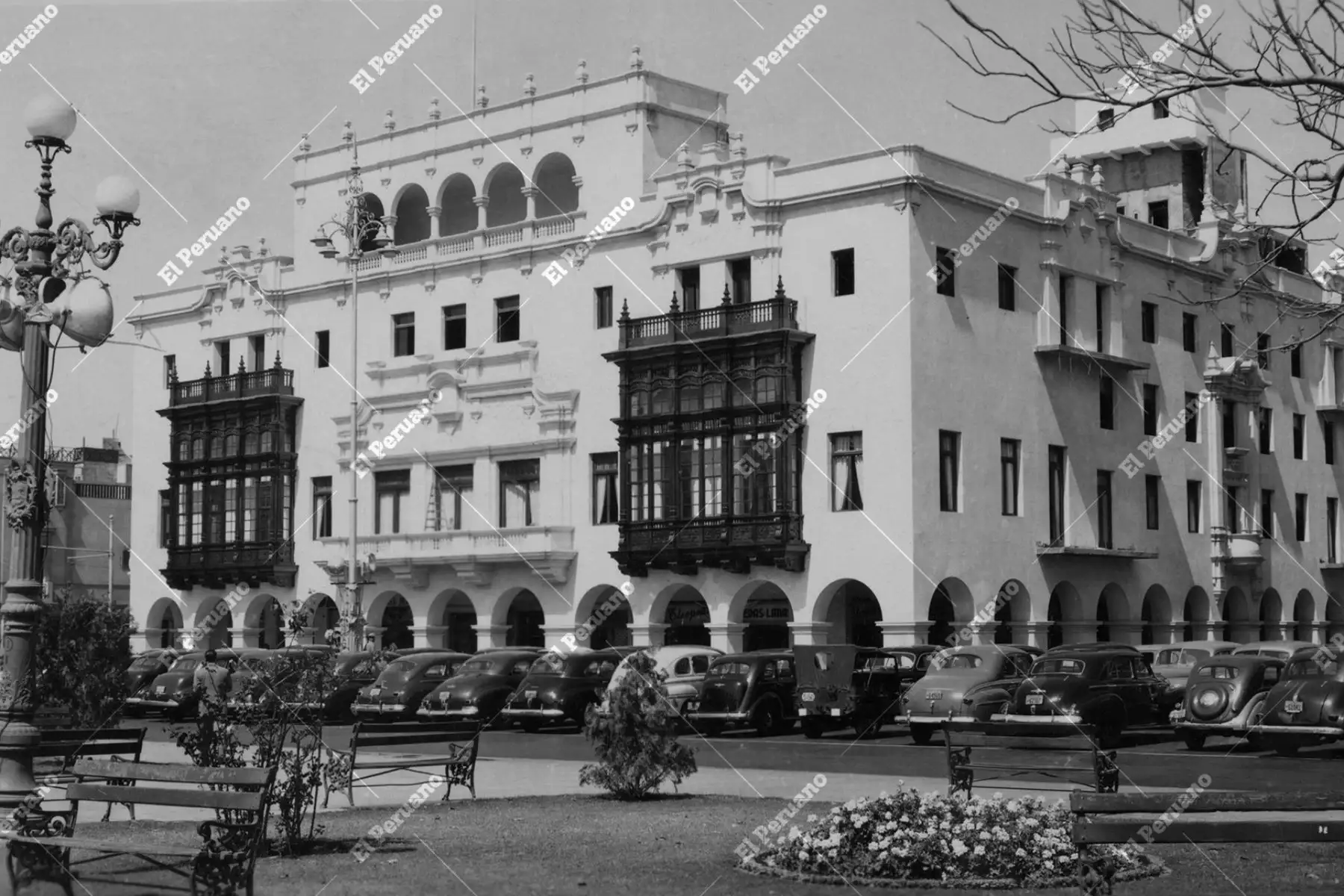 Aquí se encuentran estructuras de arquitectura monumental española, razón por la que esta parte de la capital fue declarada en 1991, Patrimonio Cultural de la Humanidad por la UNESCO.Plaza dos de Mayo, 
Lima antigua. 
Foto: ANDINA/ Archivo