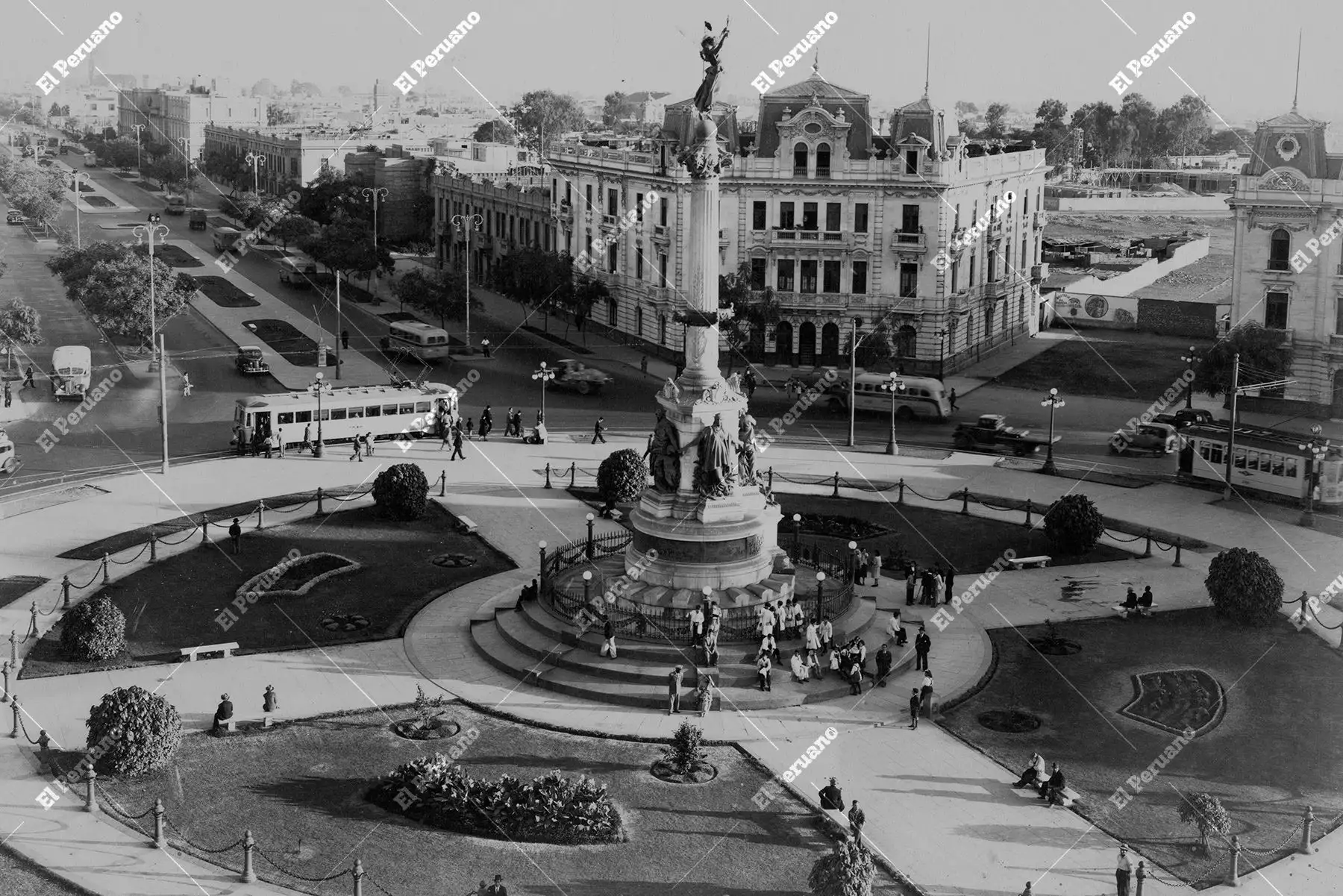 Aquí se encuentran estructuras de arquitectura monumental española, razón por la que esta parte de la capital fue declarada en 1991, Patrimonio Cultural de la Humanidad por la UNESCO.
Plaza dos de Mayo, Lima antigua. Foto: ANDINA/ Archivo