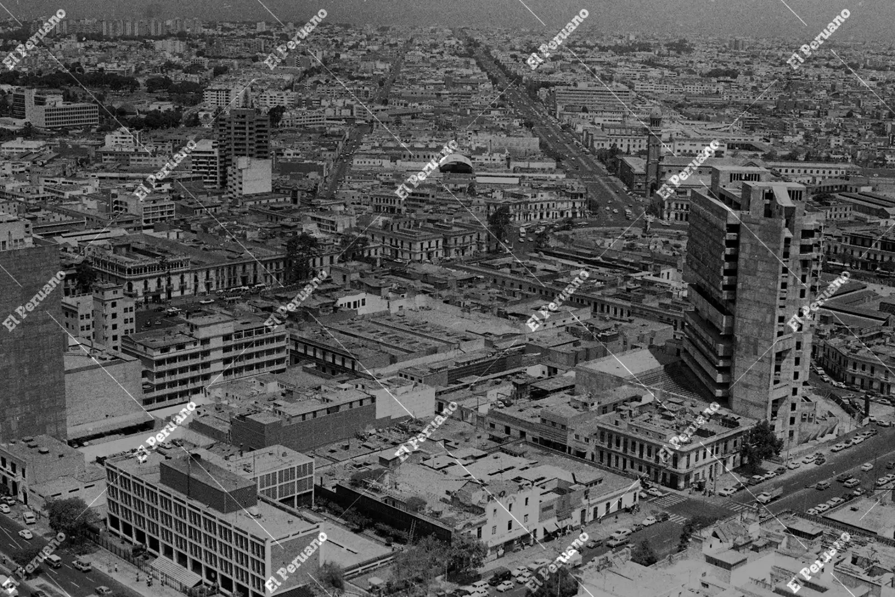 La ciudad de Lima se fundó el 18 de enero 1535 con el nombre de "Ciudad de los Reyes", siendo entonces capital del Virreinato del Perú. Lima antiguo puente del río Rímac. 
Lima antigua de los años 1970. 
Foto: ANDINA/ Archivo