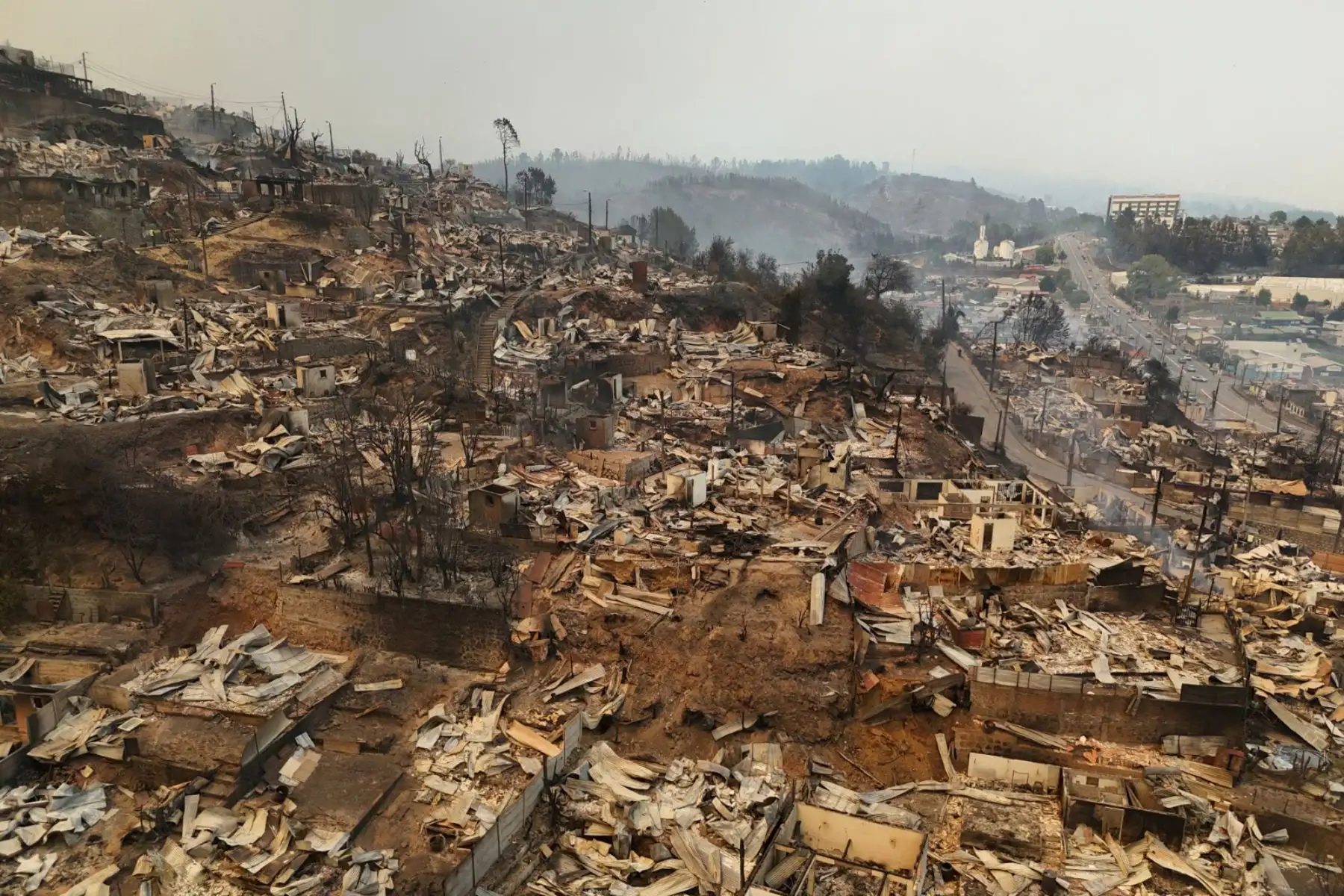 Vista aérea de los restos carbonizados de casas destruidas después de un incendio forestal en Concepción, Chile.
El presidente chileno Gabriel Boric declaró el estado de emergencia para dos regiones del sur donde los incendios forestales devastadores han obligado a unas 20.000 personas a evacuar sus hogares.
Foto: AFP