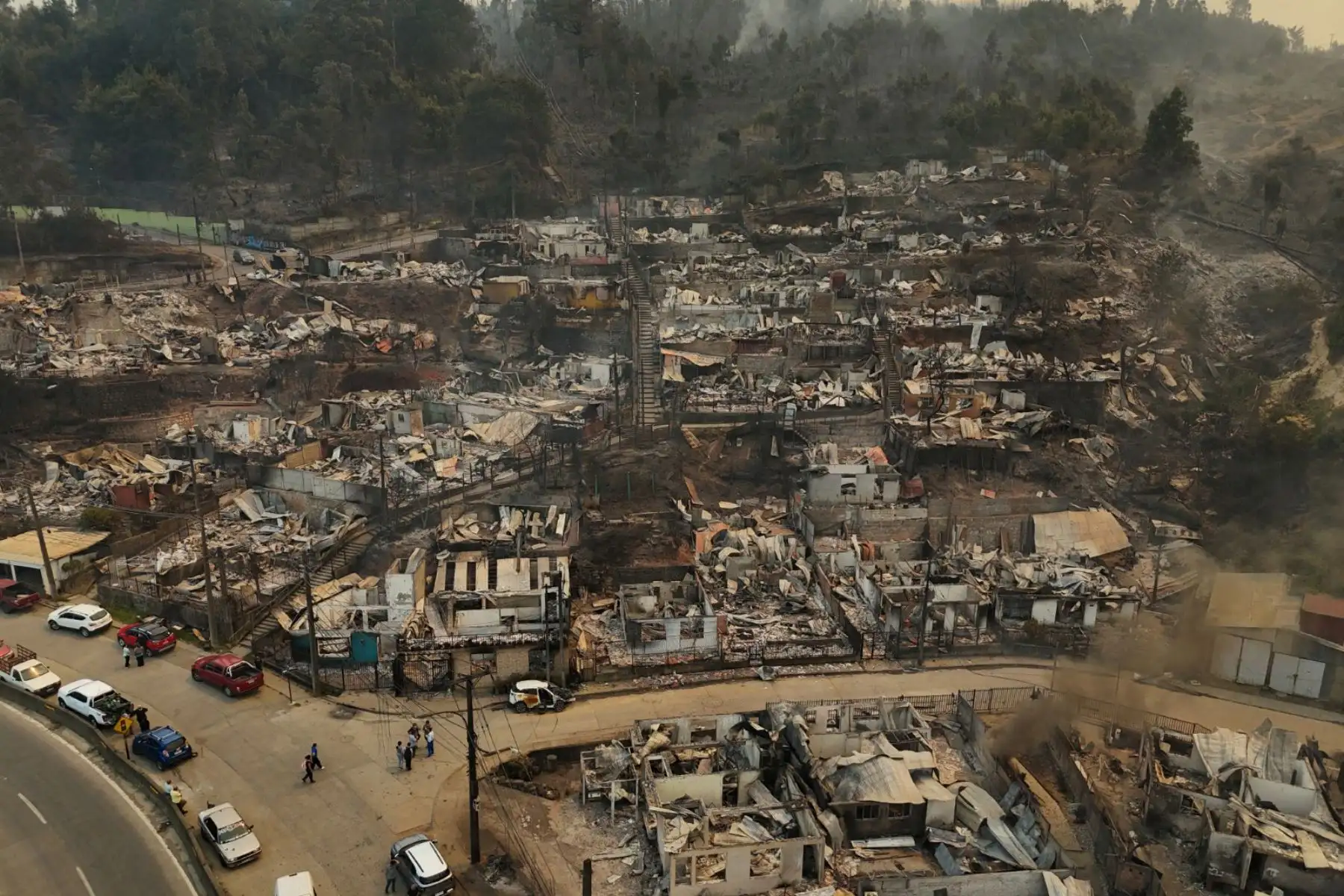 Vista aérea de los restos carbonizados de casas destruidas después de un incendio forestal en Concepción.
El presidente chileno Gabriel Boric declaró el estado de emergencia para dos regiones del sur donde los incendios forestales devastadores han obligado a unas 20.000 personas a evacuar sus hogares.
Foto: AFP