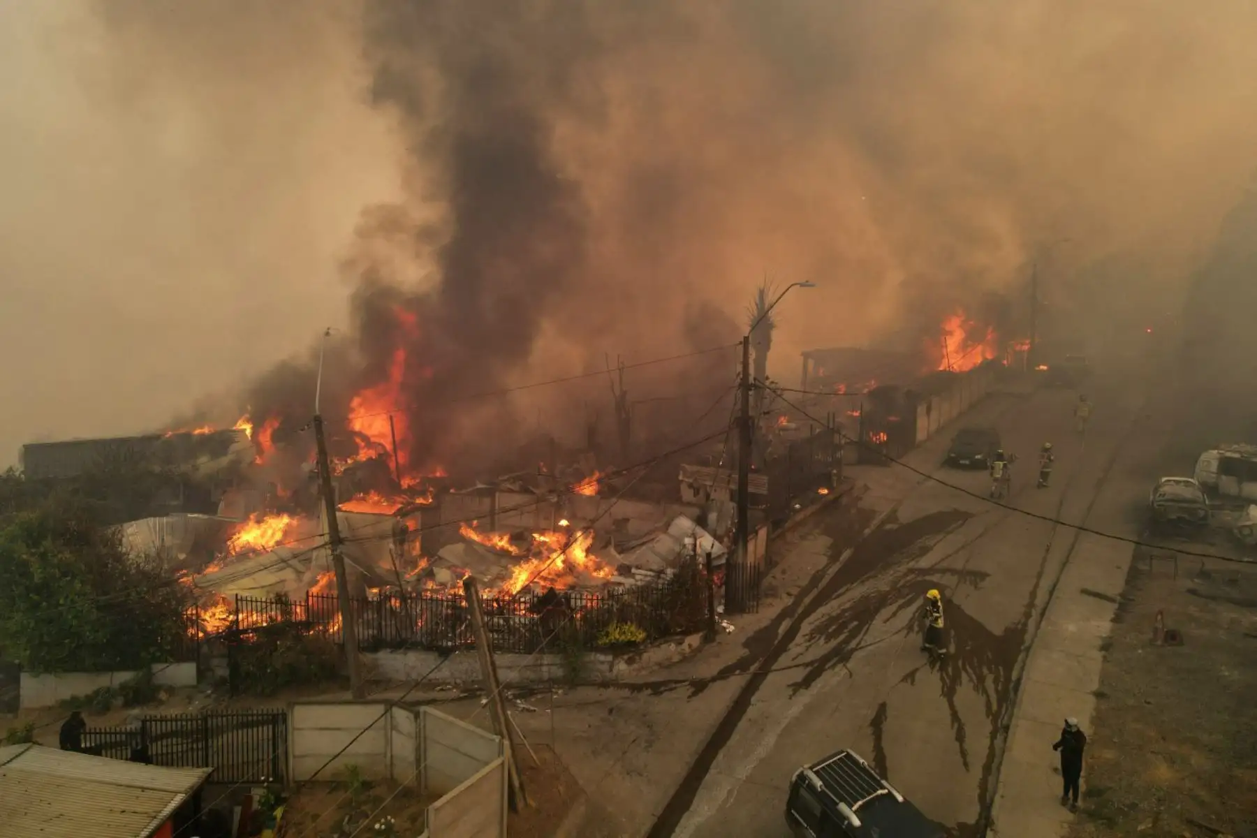 En esta vista aérea, el humo y las llamas se elevan desde las casas en llamas durante un incendio forestal en Concepción, Chile.

El presidente chileno Gabriel Boric declaró el estado de emergencia el para dos regiones del sur donde los incendios forestales devastadores han obligado a unas 20.000 personas a evacuar sus hogares.