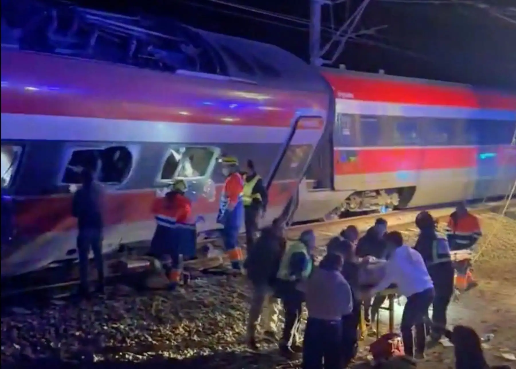 Captura de video tomada de imágenes de UGC publicadas en redes sociales y verificadas por equipos de AFPTV en Madrid, muestra al personal de emergencia trabajando después de un accidente de tren en Adamuz, sur de España.
Al menos 21 personas murieron en un accidente de tren cerca de Adamuz, en la provincia española de Córdoba (sur), cuando un tren descarriló y colisionó con otro convoy que viajaba en la vía opuesta. 
Foto: AFP